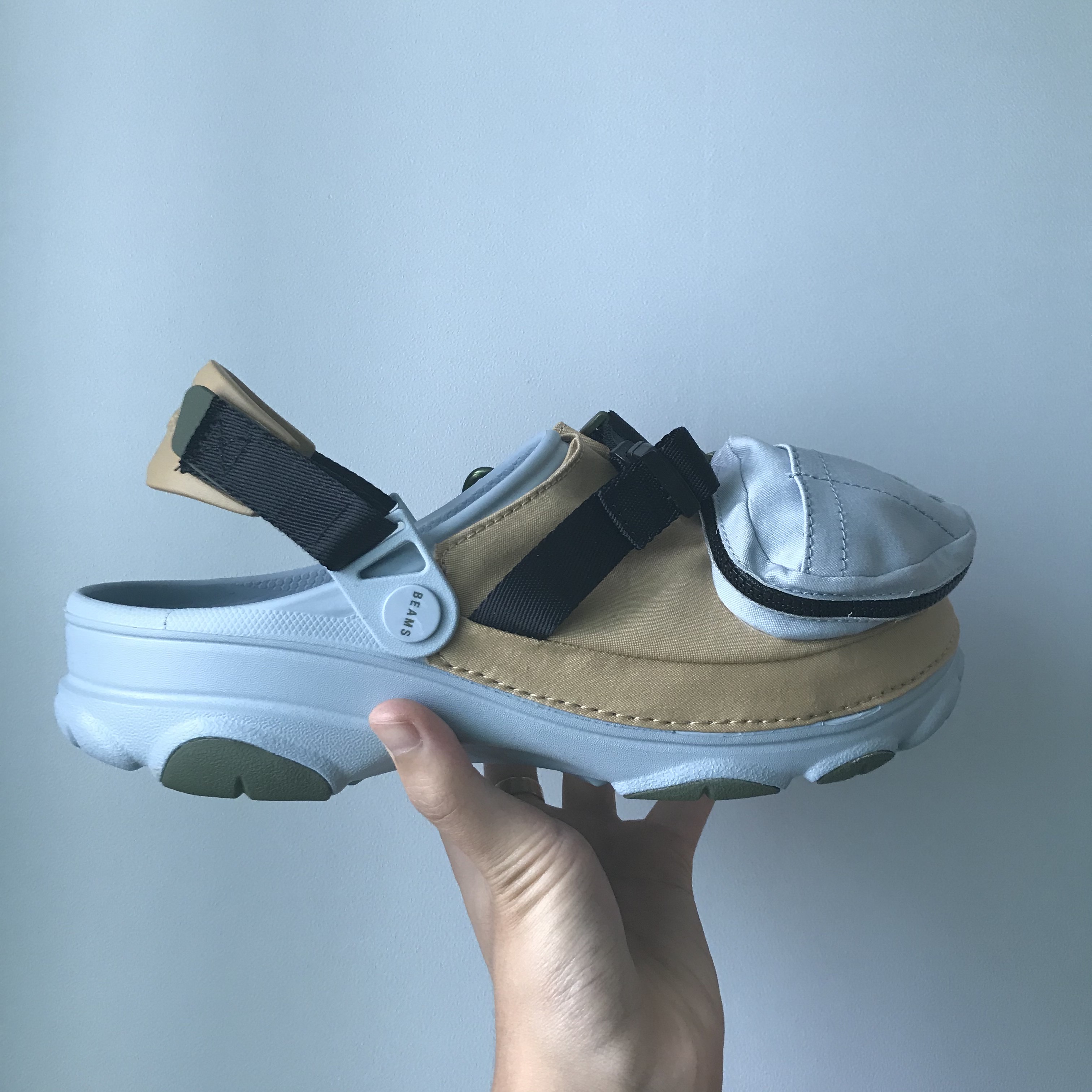 Crocs x Beams Classic All Terrain Mountain Parka Clog Beige 착용 스타일 - 1