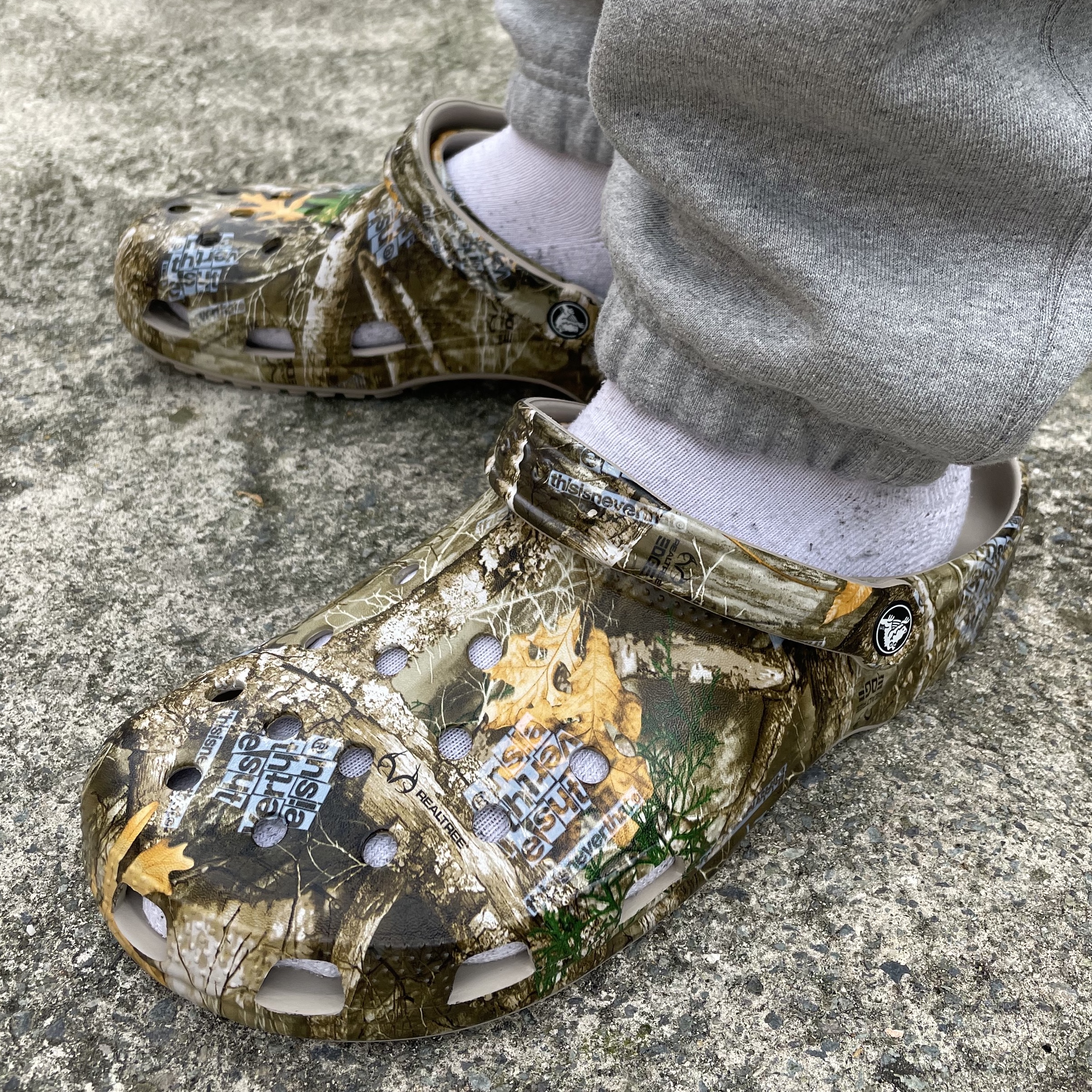 Crocs x Thisisneverthat Classic Clog Walnut 착용 스타일