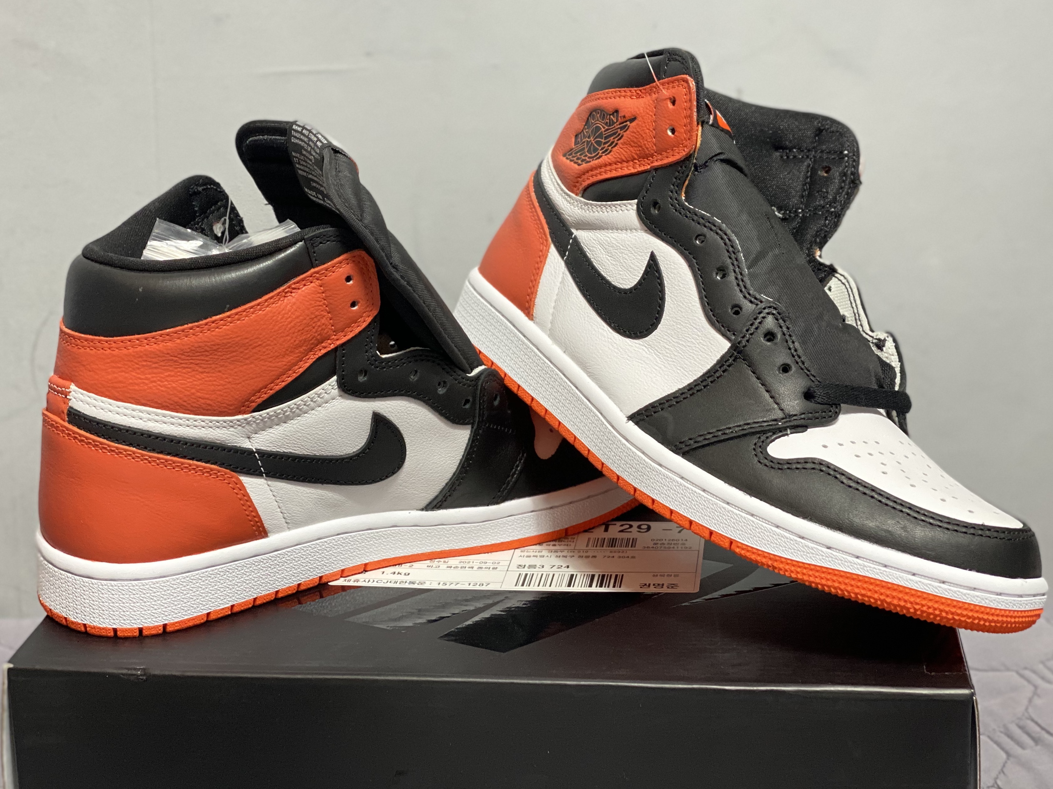 Jordan 1 Retro High OG Electro Orange, (GS) Jordan 1 Retro High OG Electro Orange 착용 스타일 - 2