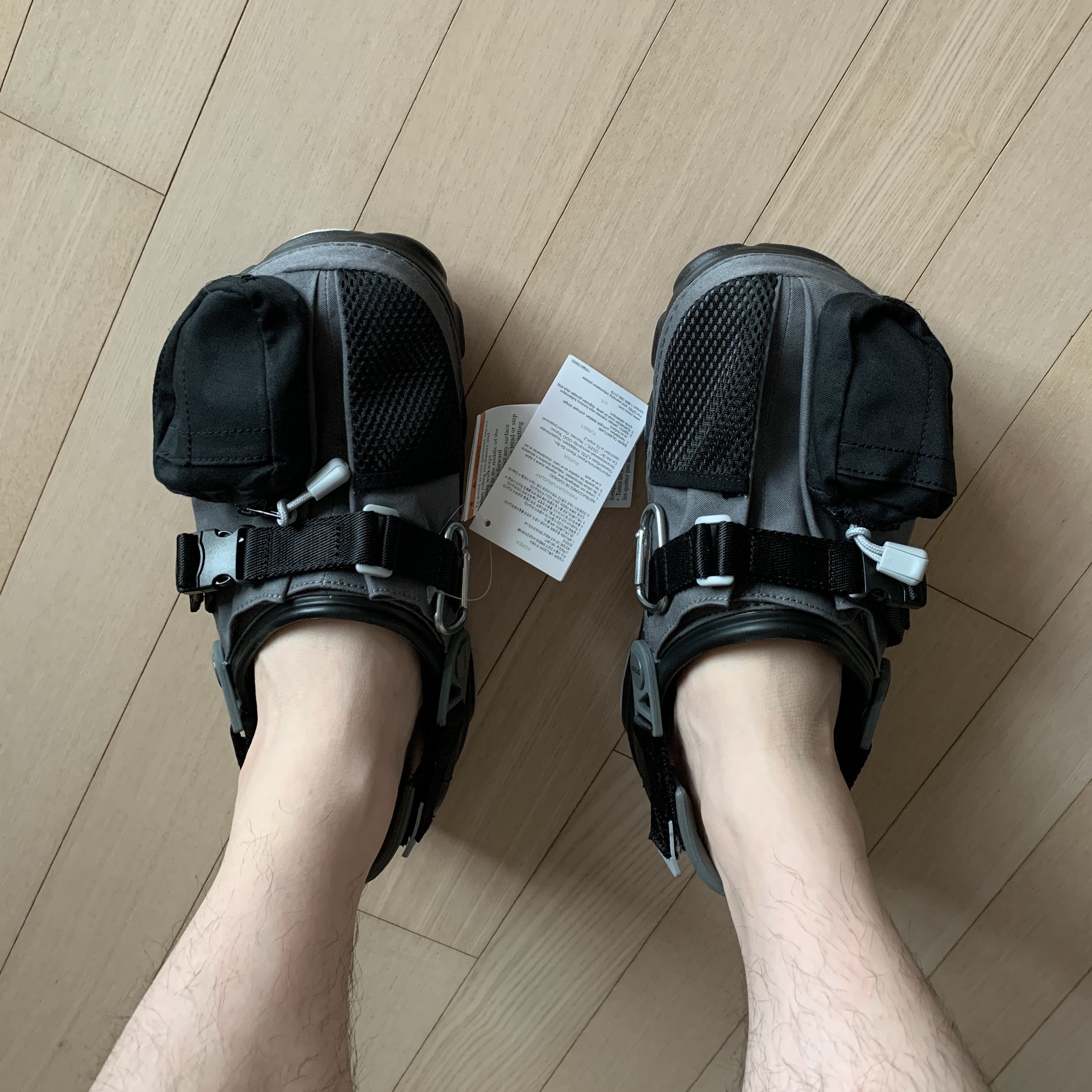 Crocs x Beams Classic All Terrain Mountain Parka Clog Grey 착용 스타일 - 2