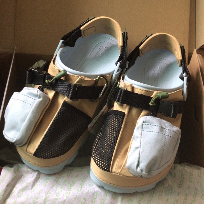 Crocs x Beams Classic All Terrain Mountain Parka Clog Beige 착용 스타일 - 3