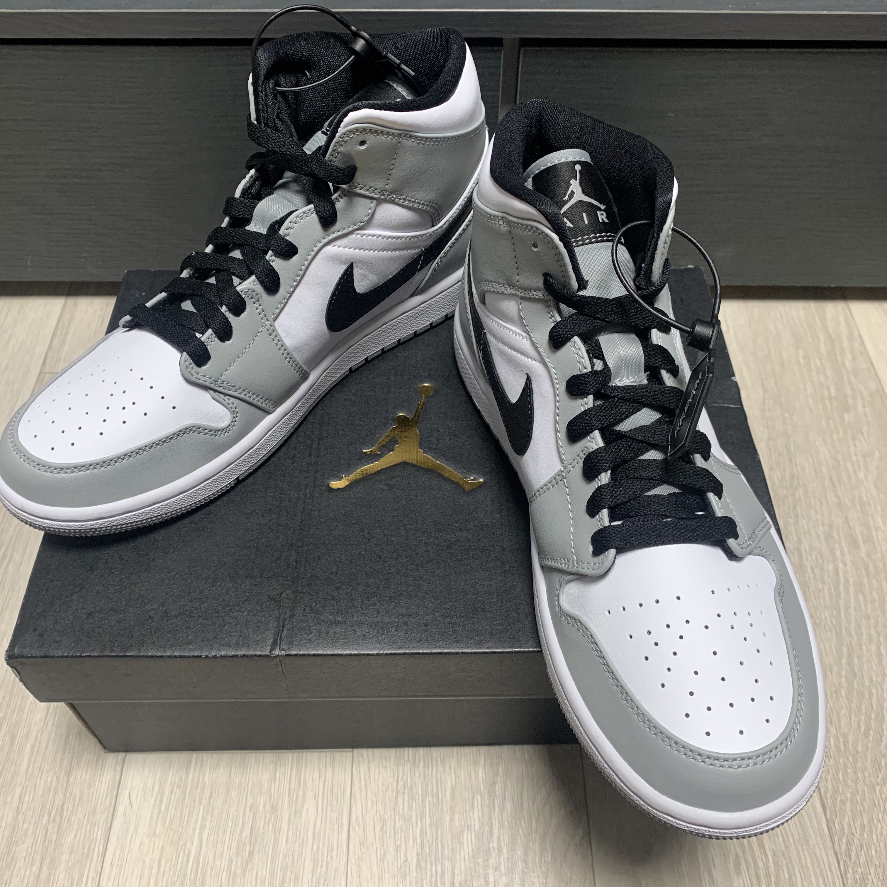 Jordan 1 Mid Light Smoke Grey 착용 스타일
