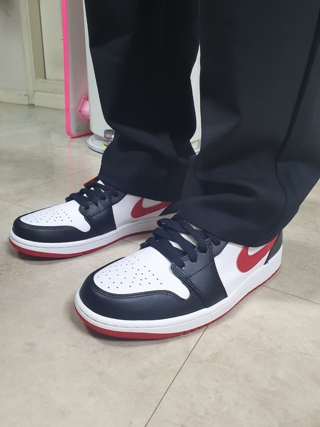 Jordan 1 Mid Gym Red Black White 착용 스타일 - 1