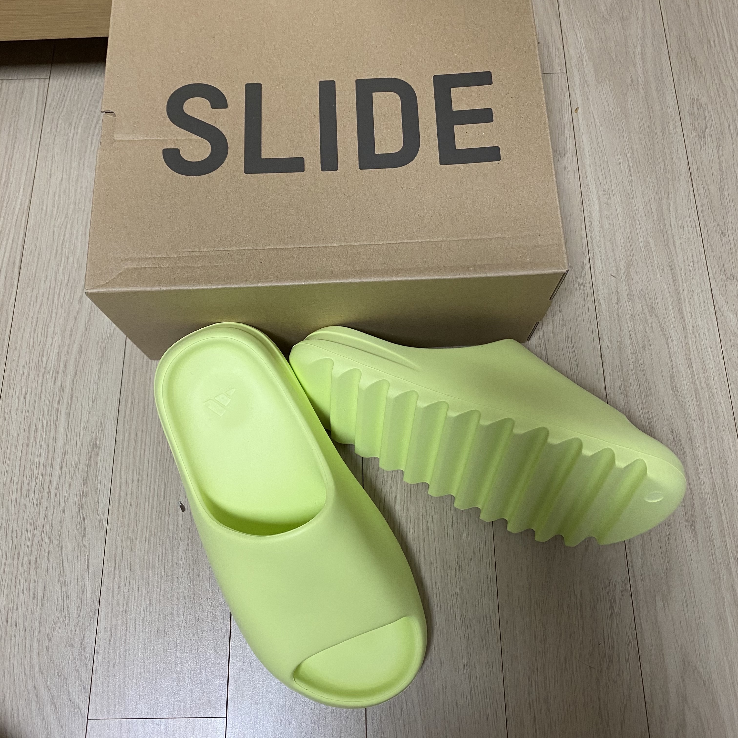 Adidas Yeezy Slide Glow Green 착용 스타일