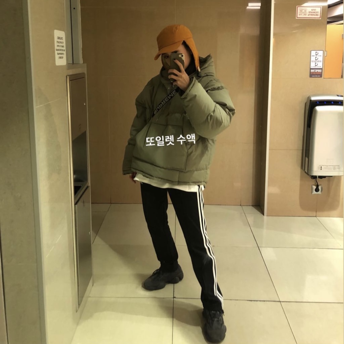 Adidas Yeezy 500 Utility Black 2018/2020, Supreme Shoulder Bag Black - 18SS 착용 스타일