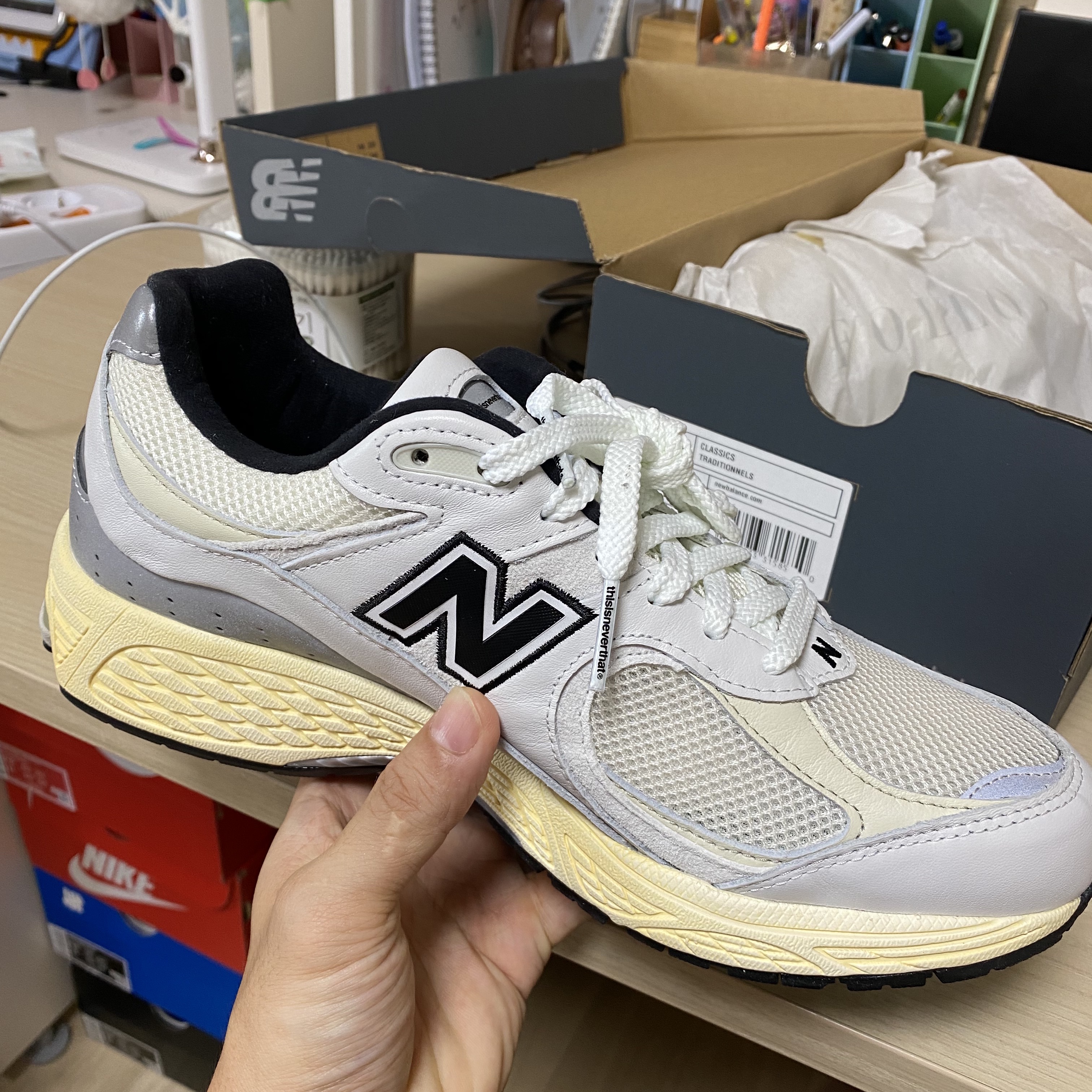 New Balance x Thisisneverthat 2002R White 착용 스타일 - 2