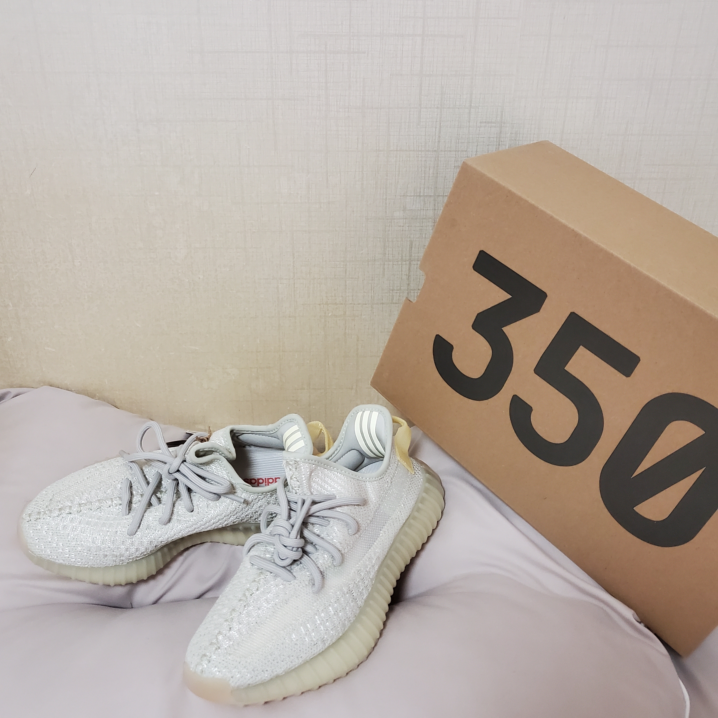 Adidas Yeezy Boost 350 V2 Light 착용 스타일