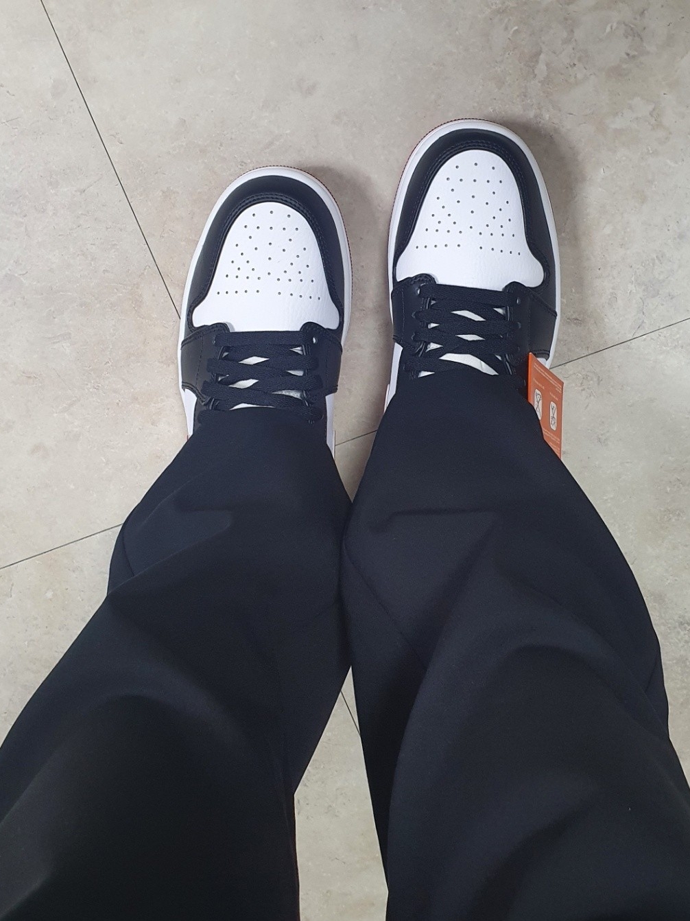 Jordan 1 Mid Gym Red Black White 착용 스타일 - 2
