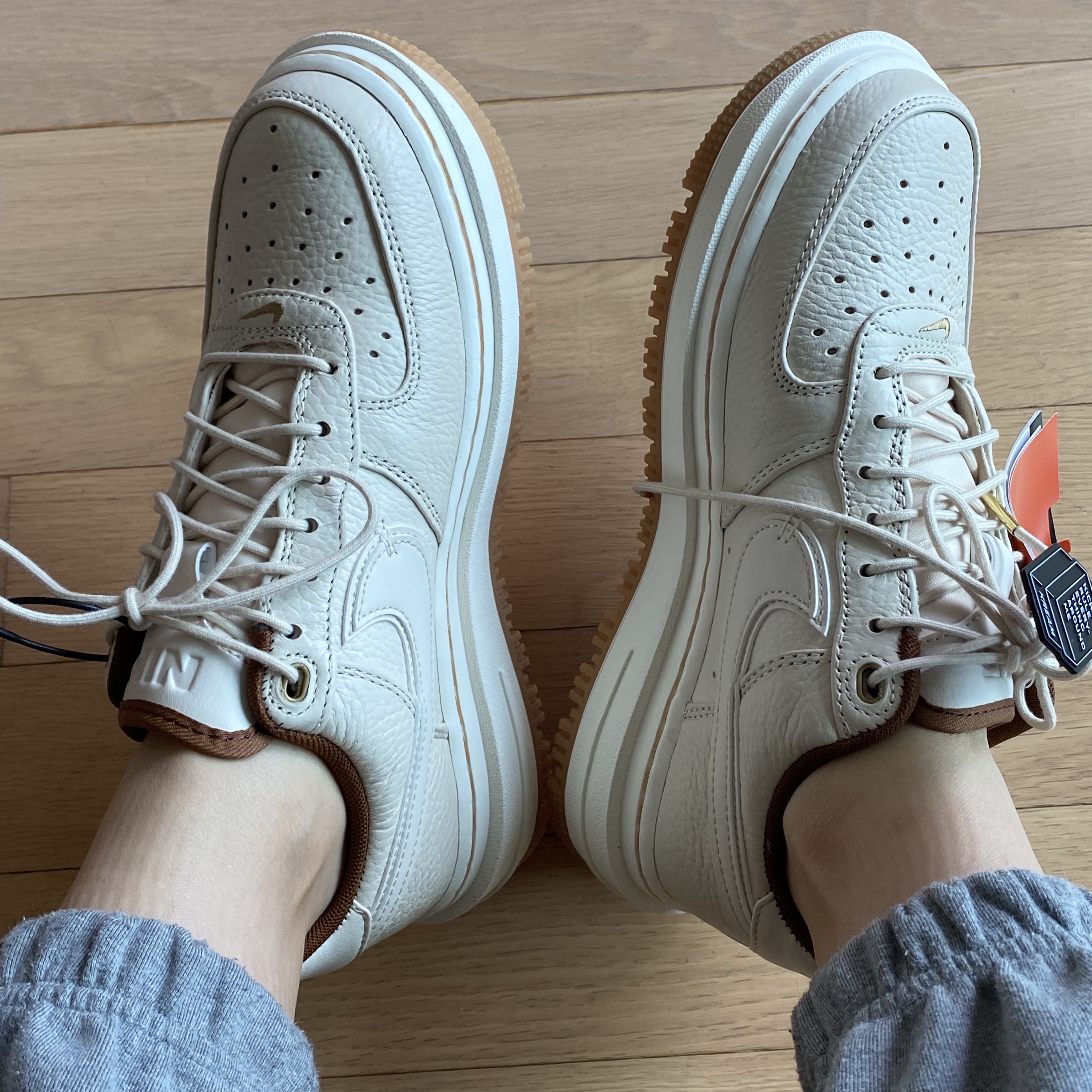 Nike Air Force 1 Luxe Pearl White 착용 스타일