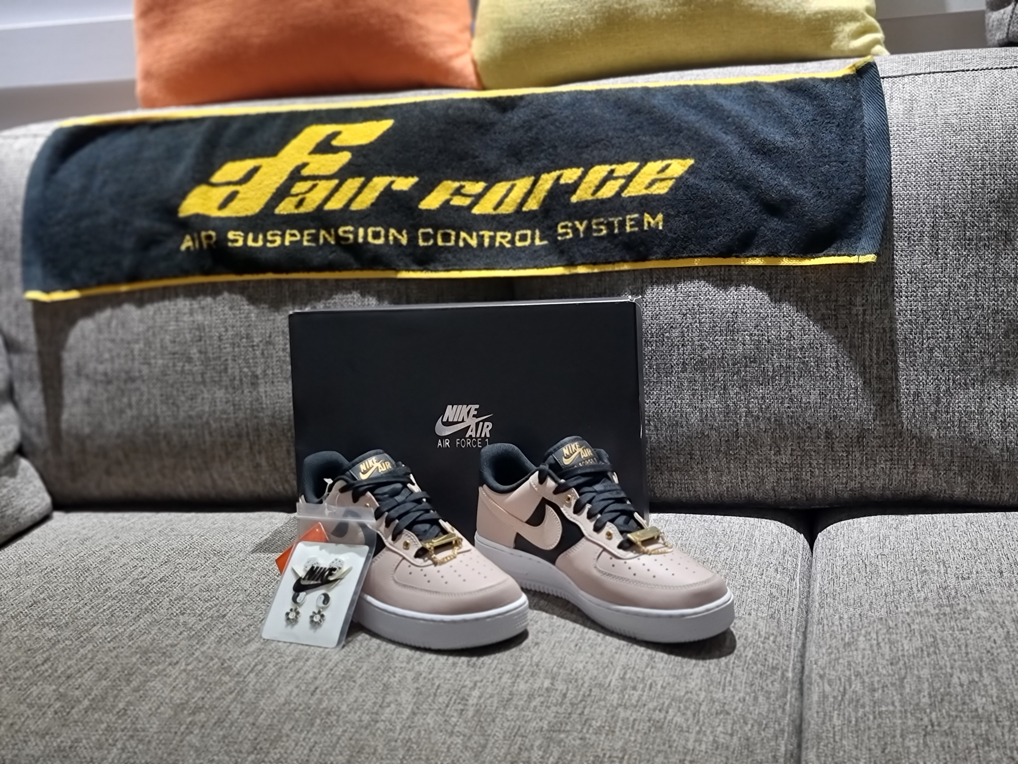 Nike Air Force 1 '07 PRM Touch Of Gold 착용 스타일 - 1