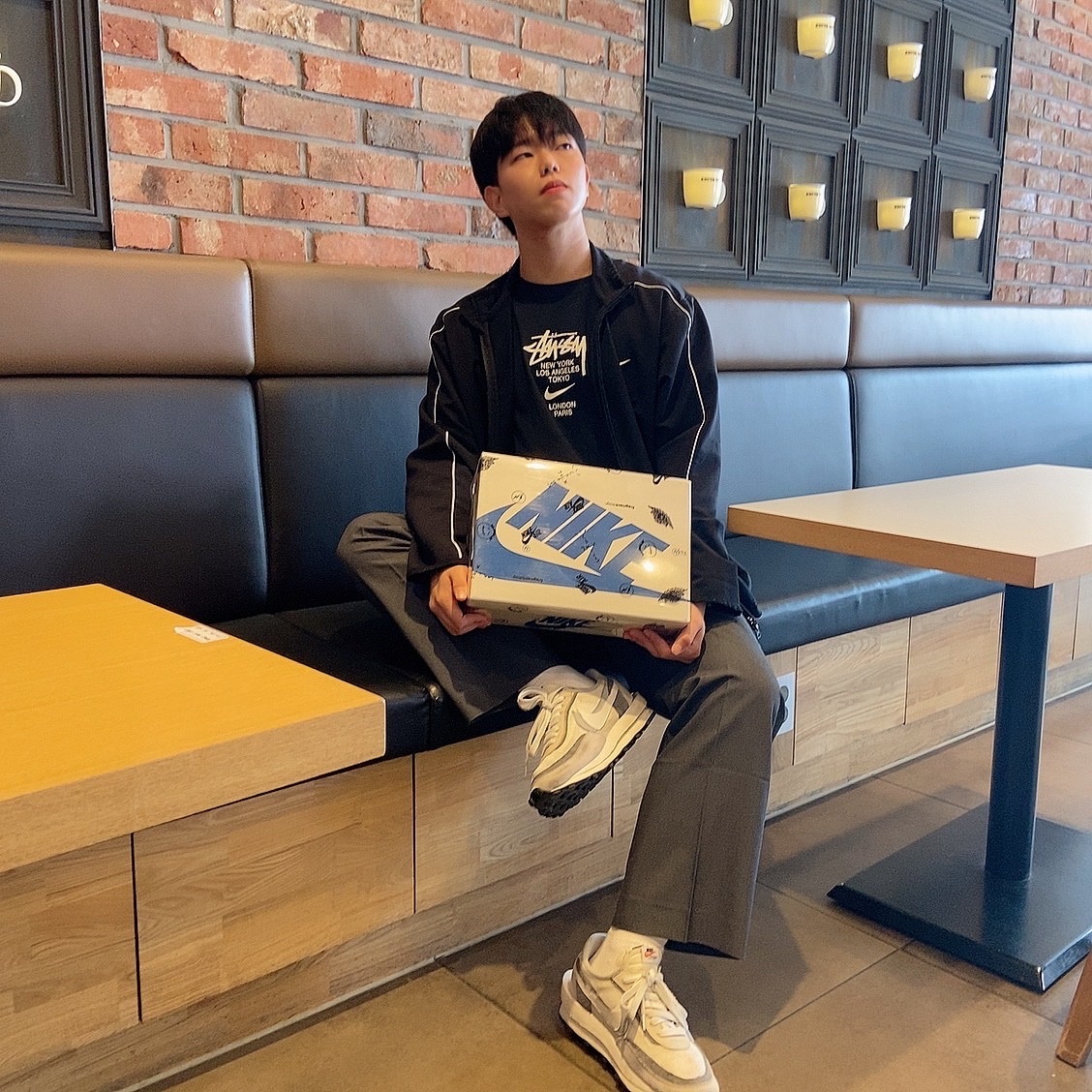 Jordan 1 x Travis Scott x Fragment Retro Low OG SP Military Blue, Nike x Sacai LDWaffle Summit White 착용 스타일