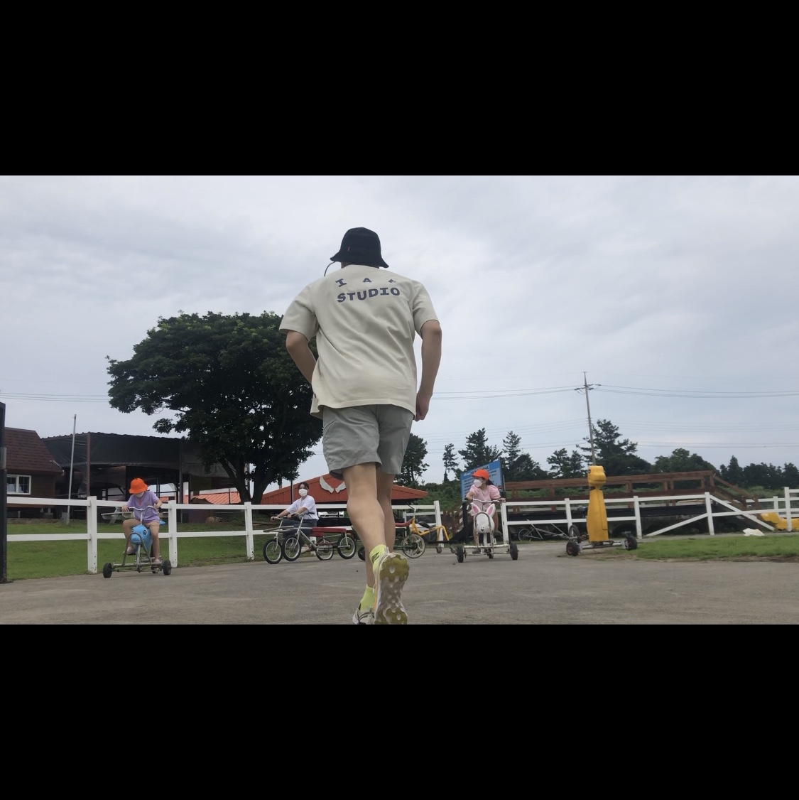 IAB Studio Pigment T-Shirt Oatmeal, Nike x Fear of God Warm Up Pants Off Noir 착용 스타일 - 3