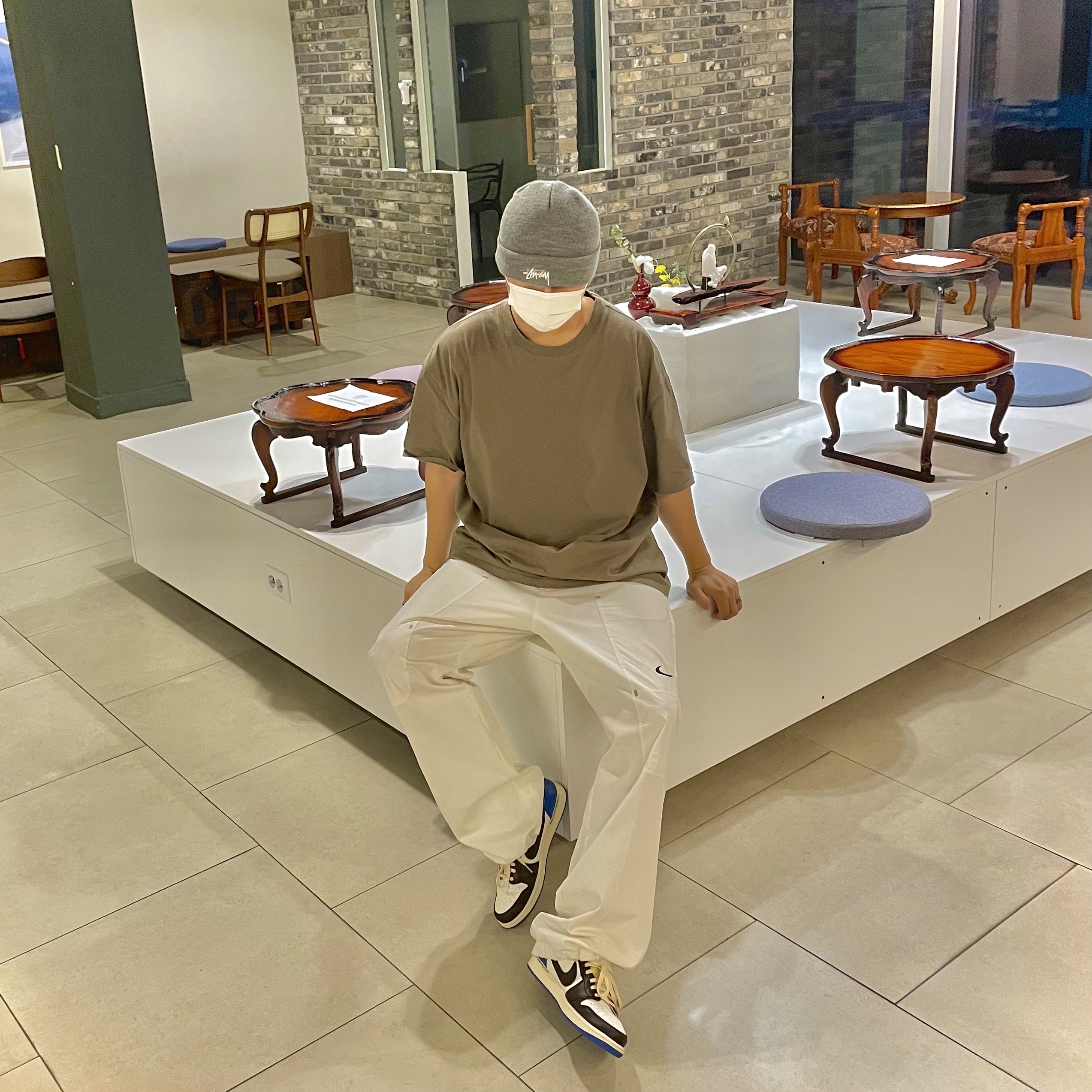 Essentials T-Shirt Taupe - 21SS, Nike x Off-White NRG Pants White 착용 스타일
