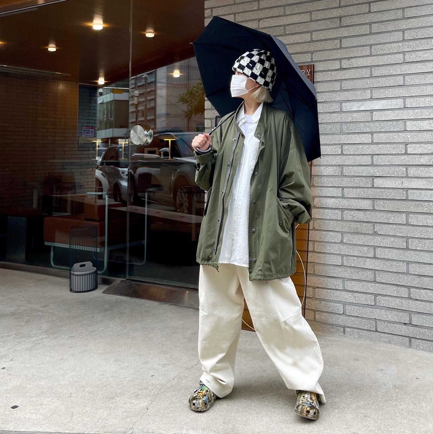Stussy Crochet Checker Beanie Black, Crocs x Thisisneverthat Classic Clog Walnut 착용 스타일 - 1