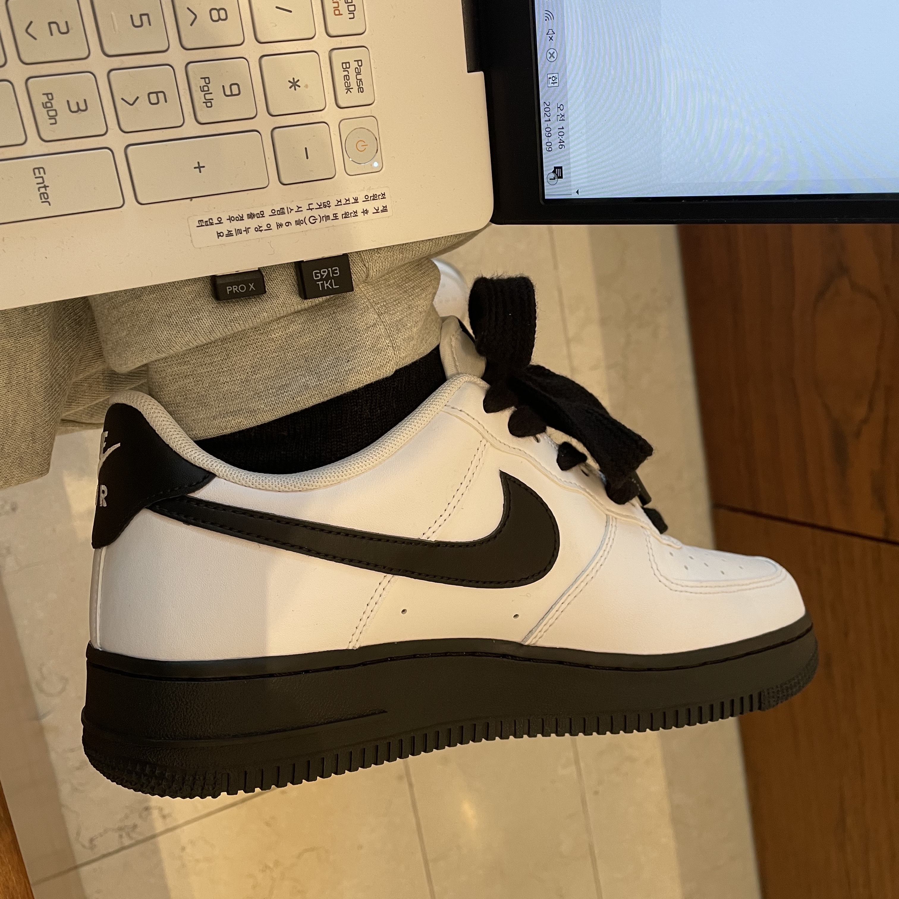 Nike Air Force 1 Low White Black Midsole 착용 스타일 - 5