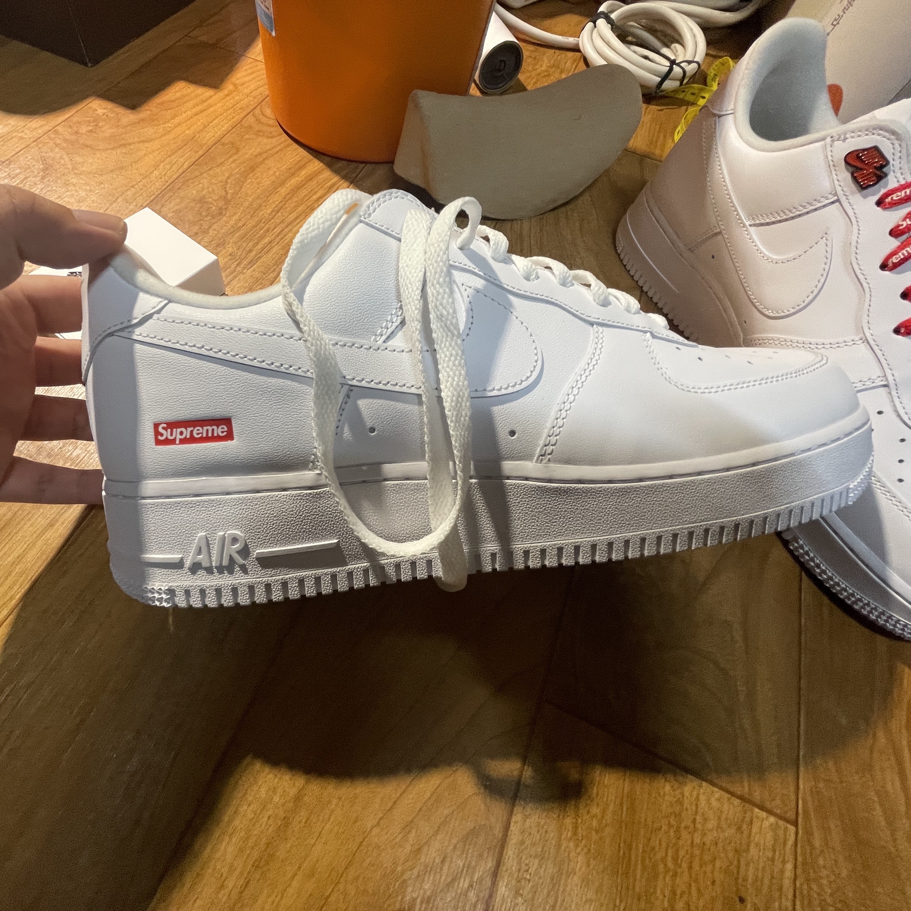Nike x Supreme Air Force 1 Low White 착용 스타일 - 3