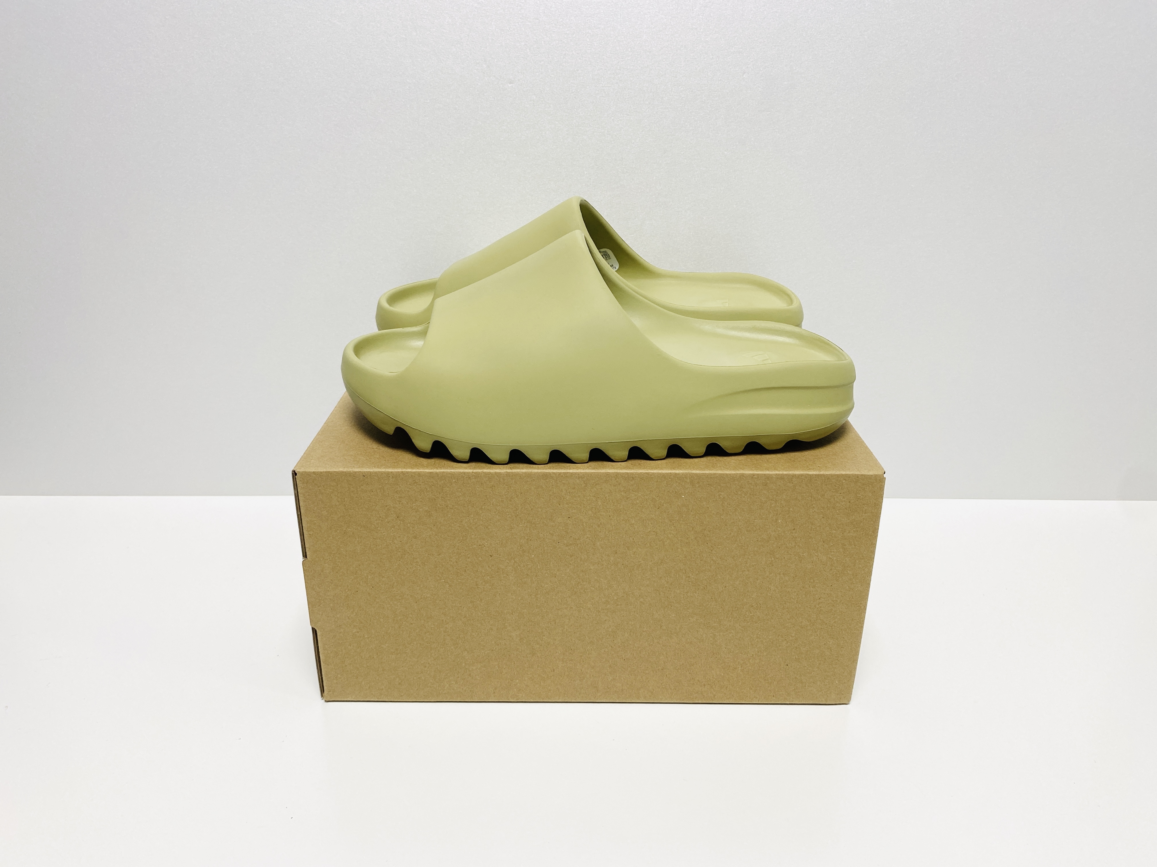 Adidas Yeezy Slide Resin 2021 착용 스타일 - 1