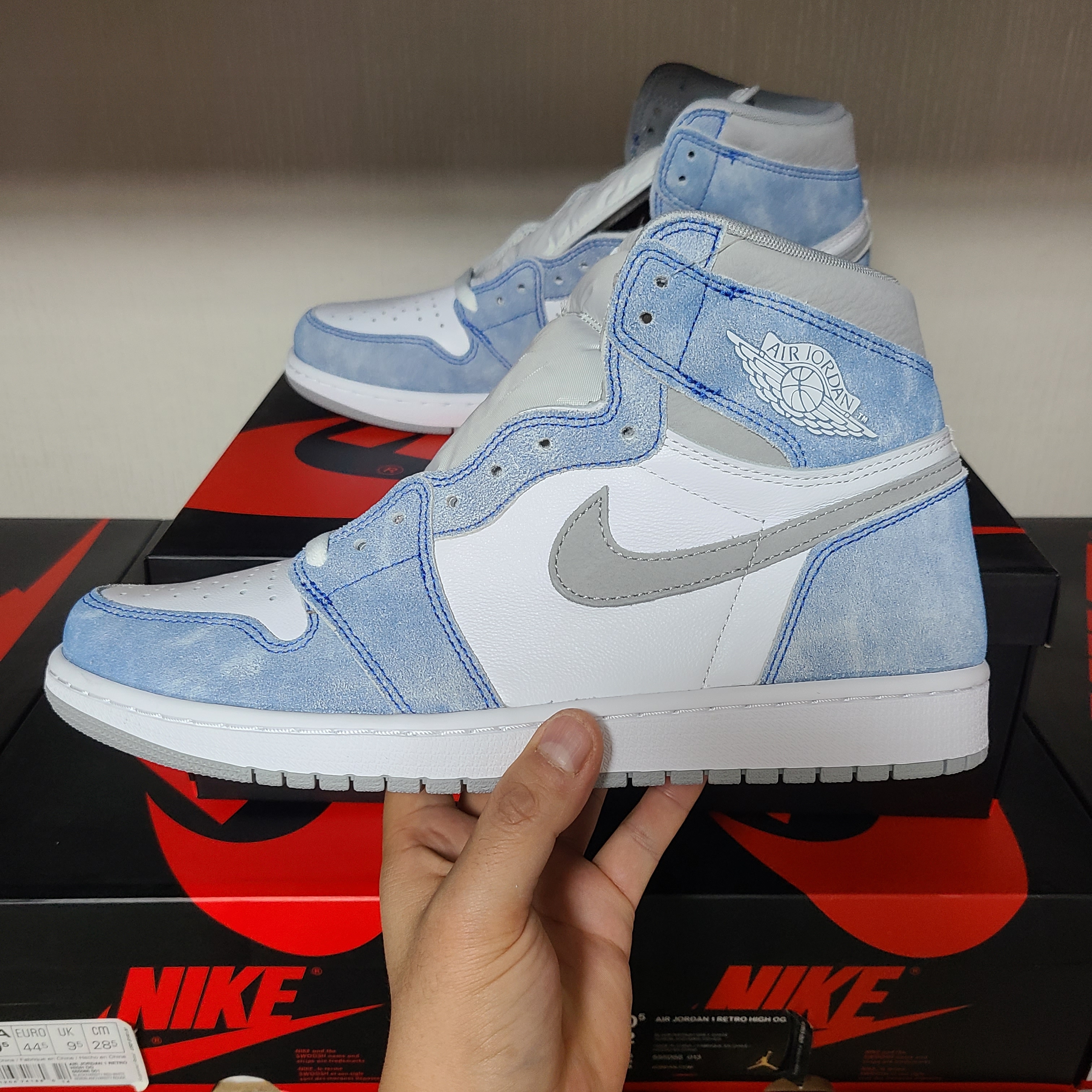 Jordan 1 Retro High OG Hyper Royal 착용 스타일