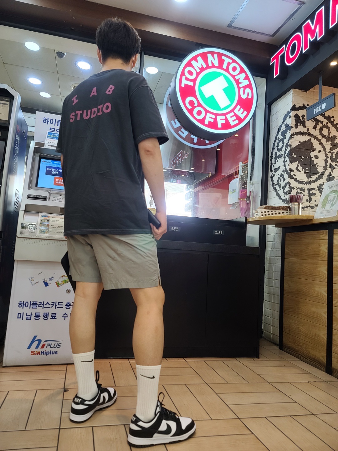 IAB Studio Pigment T-Shirt Magenta, IAB Studio Woven Shorts Gray 착용 스타일