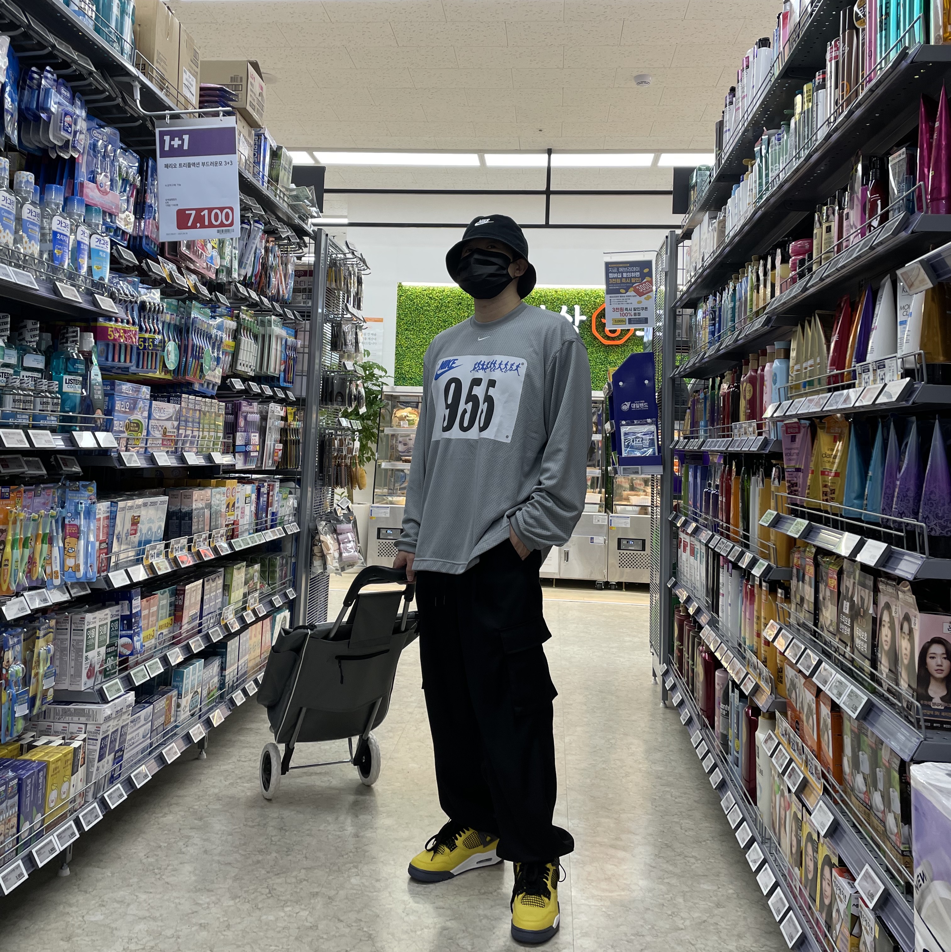 Nike x Cactus Plant Flea Market L/S Jersey Grey - US/EU, Jordan 4 Retro Tour Yellow 착용 스타일 - 3