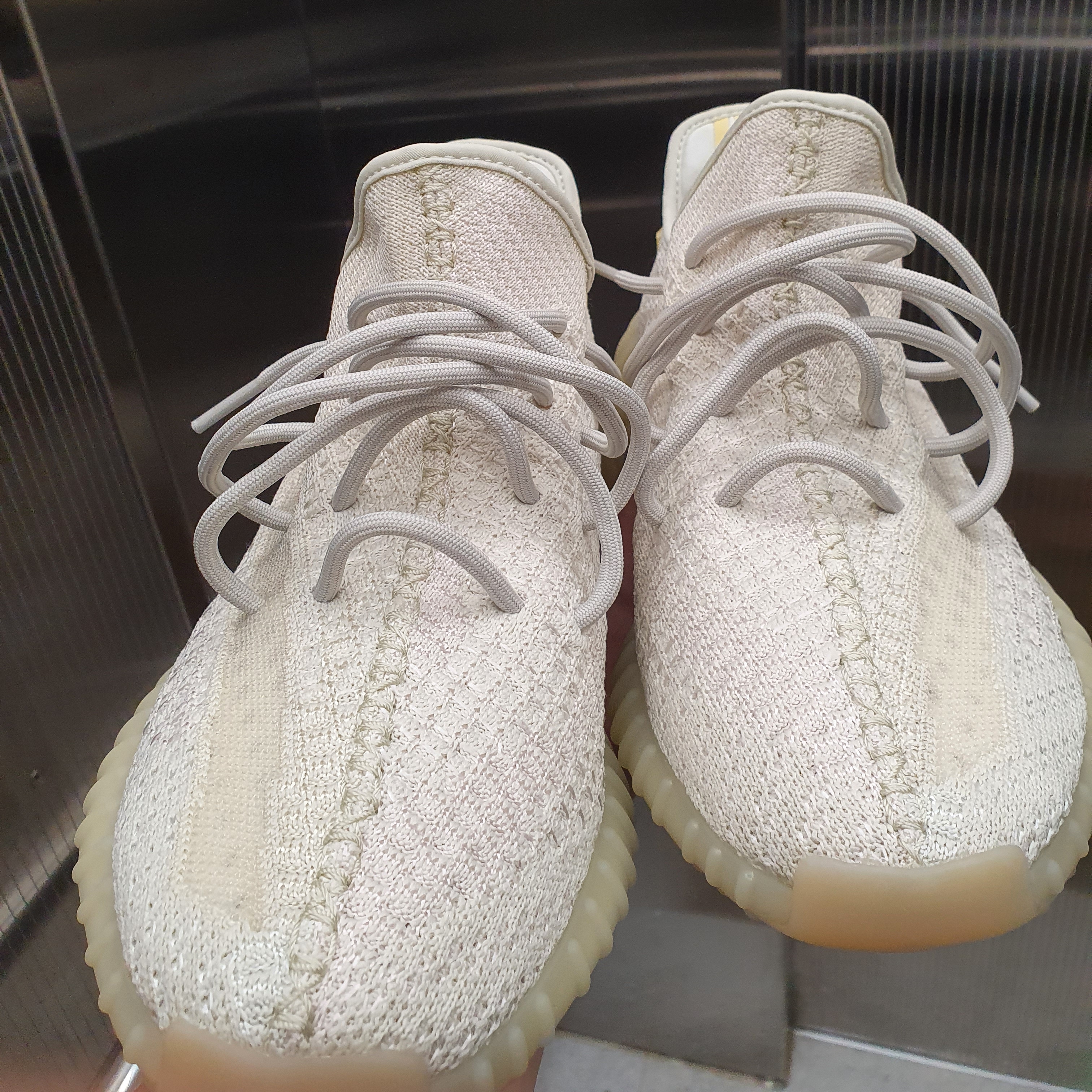 Adidas Yeezy Boost 350 V2 Light 착용 스타일 - 1