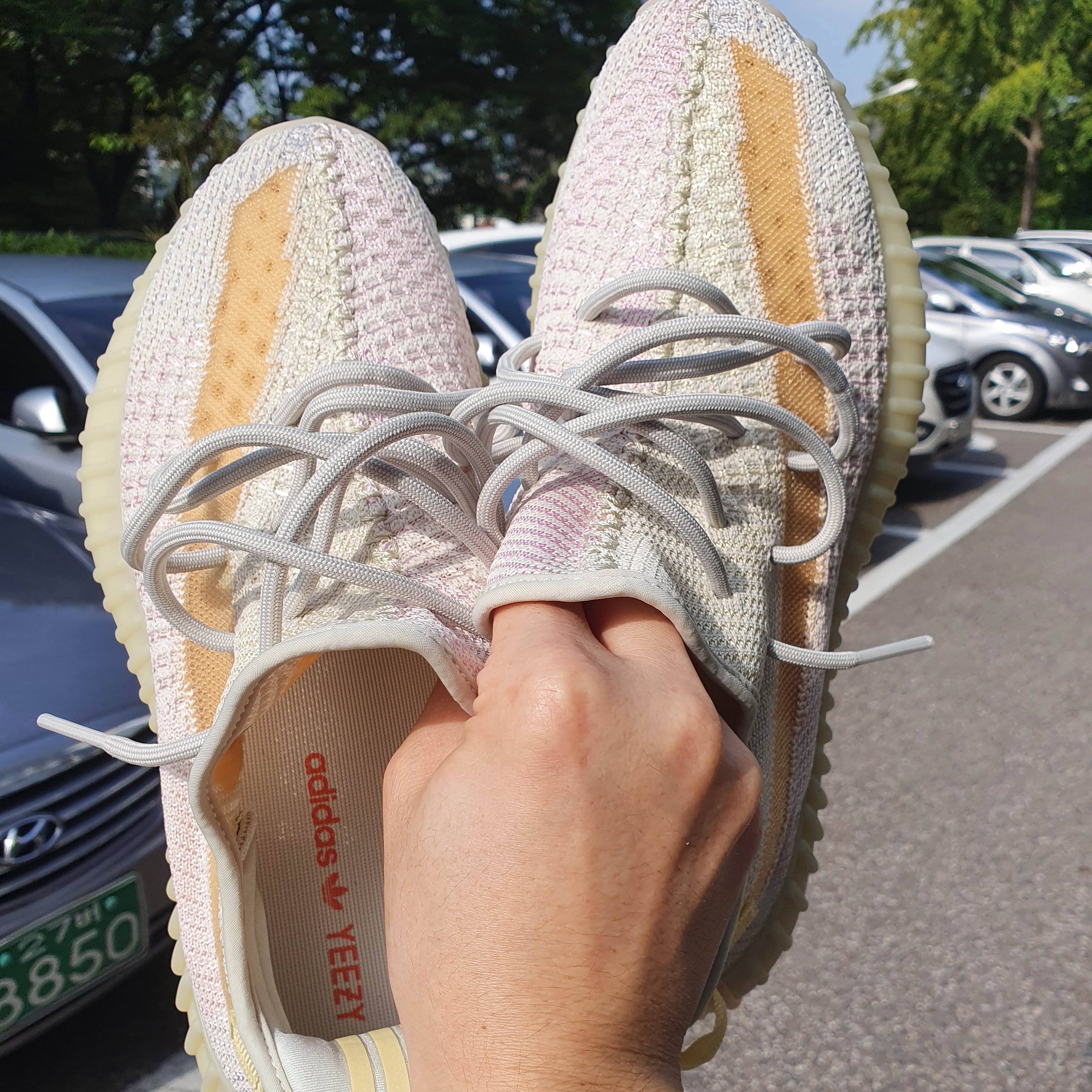 Adidas Yeezy Boost 350 V2 Light 착용 스타일 - 2