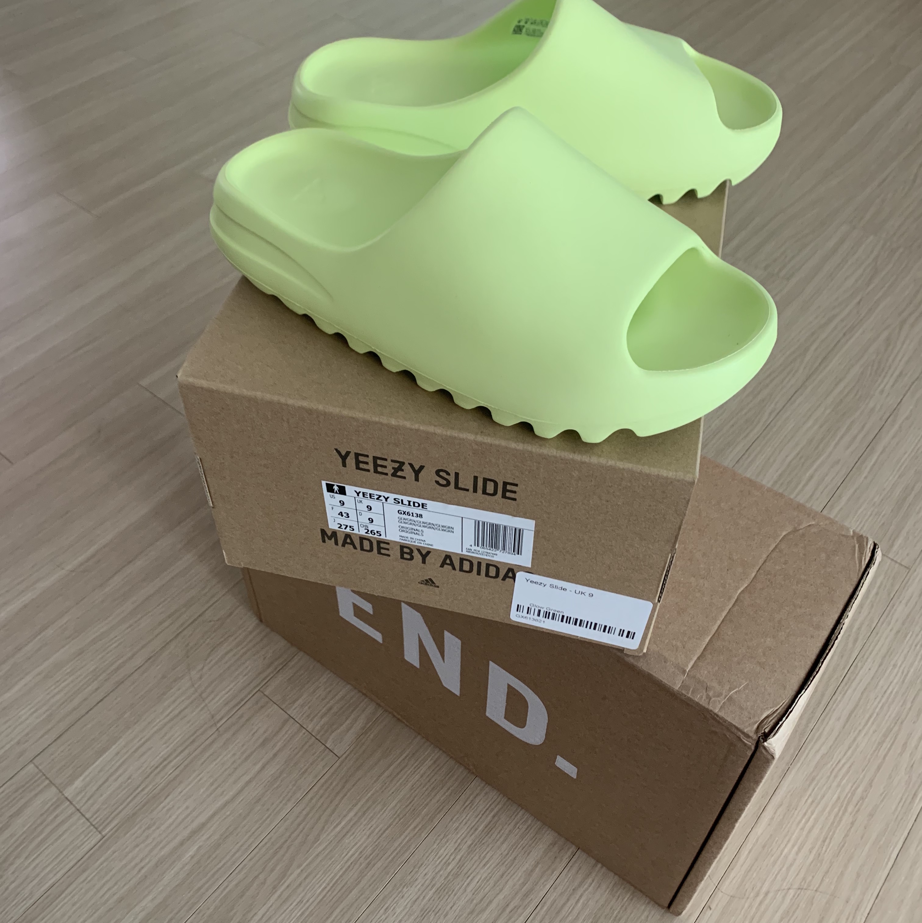 Adidas Yeezy Slide Glow Green 착용 스타일