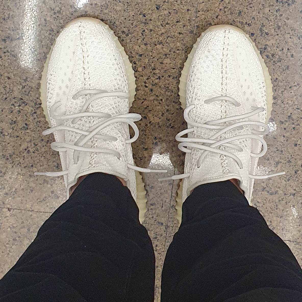 Adidas Yeezy Boost 350 V2 Light 착용 스타일 - 2