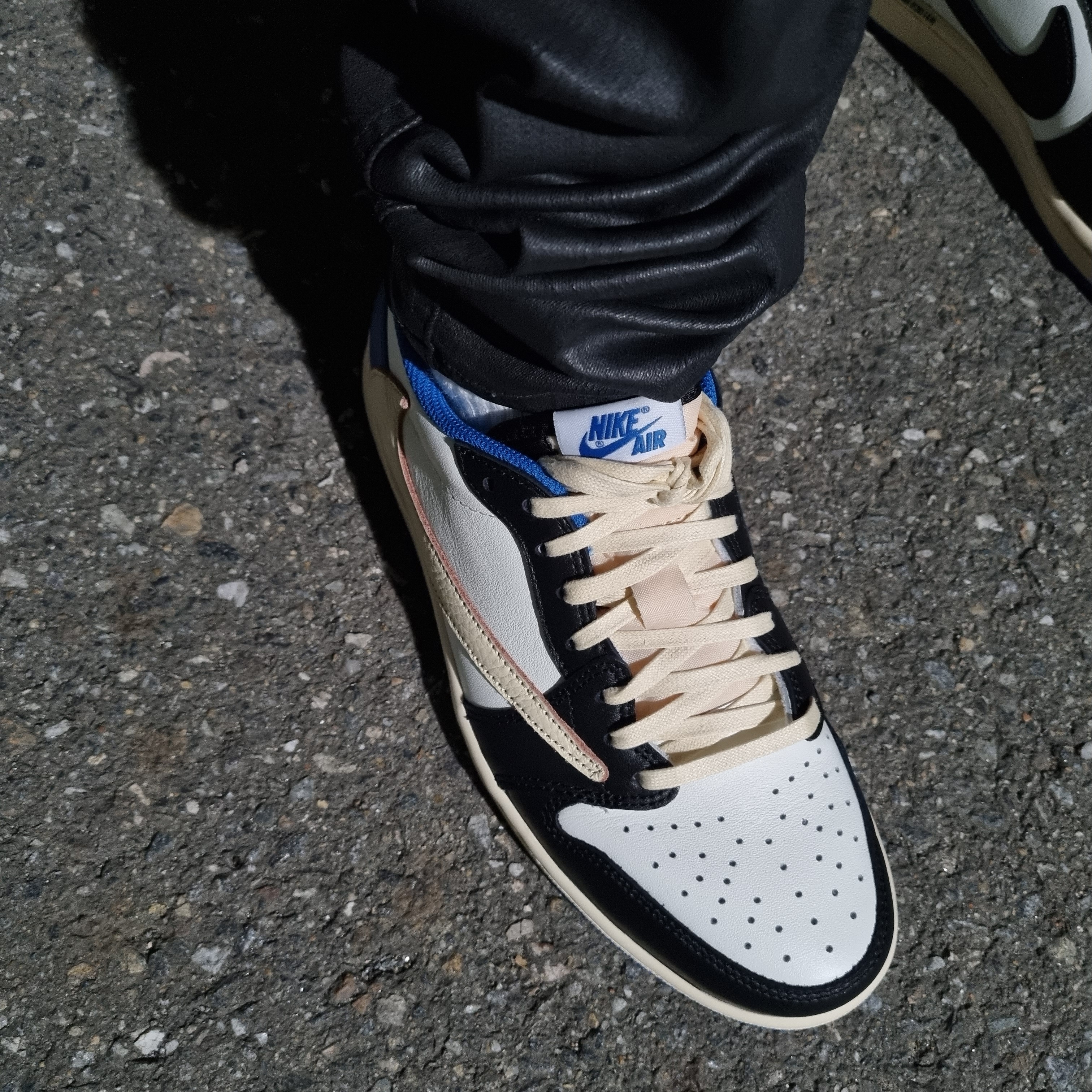Jordan 1 x Travis Scott x Fragment Retro Low OG SP Military Blue 착용 스타일 - 1