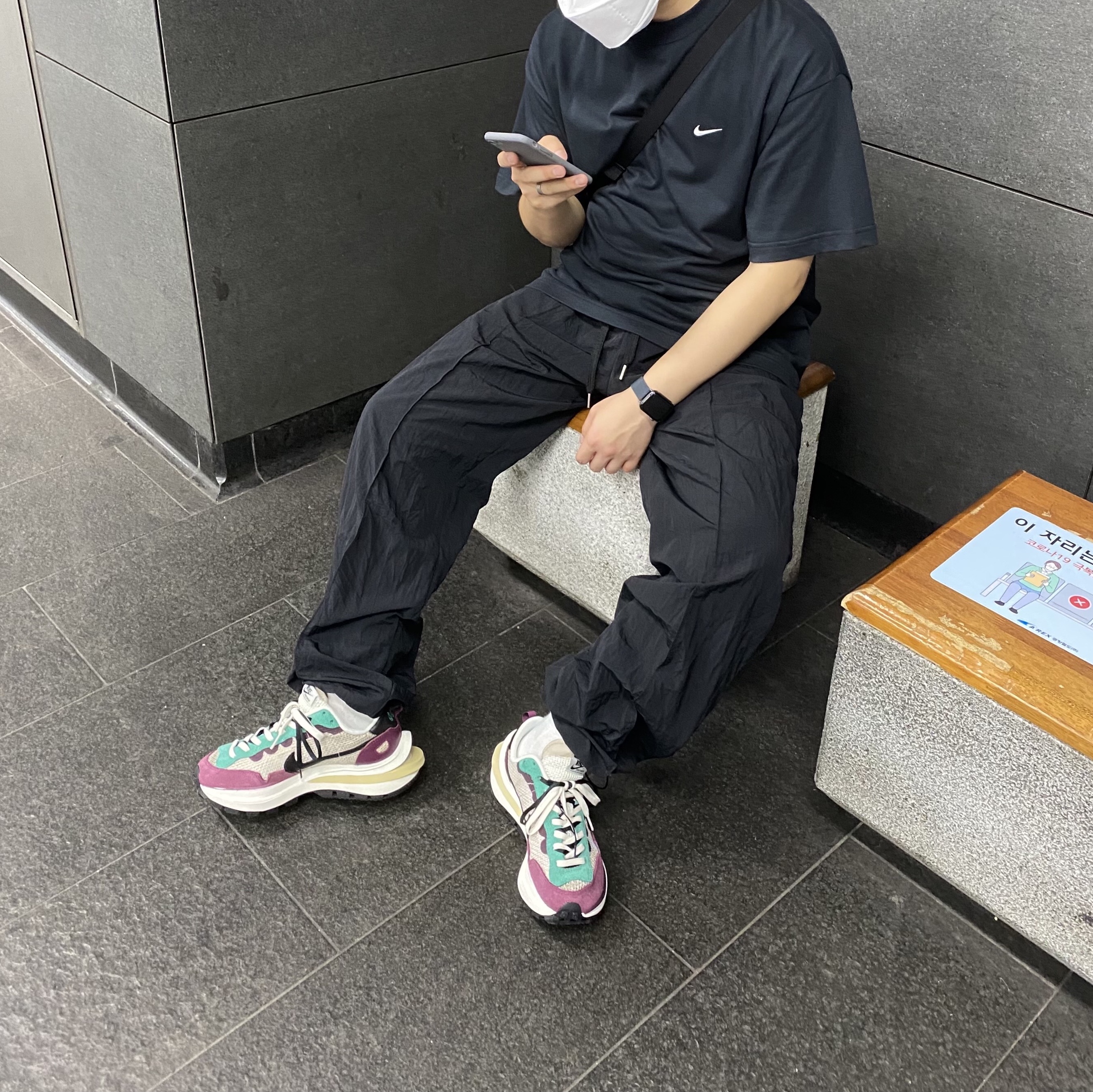 Nike x Sacai VaporWaffle String & Black Villain Red, Nike NRG Solo Swoosh T-Shirt Black - US/EU 착용 스타일
