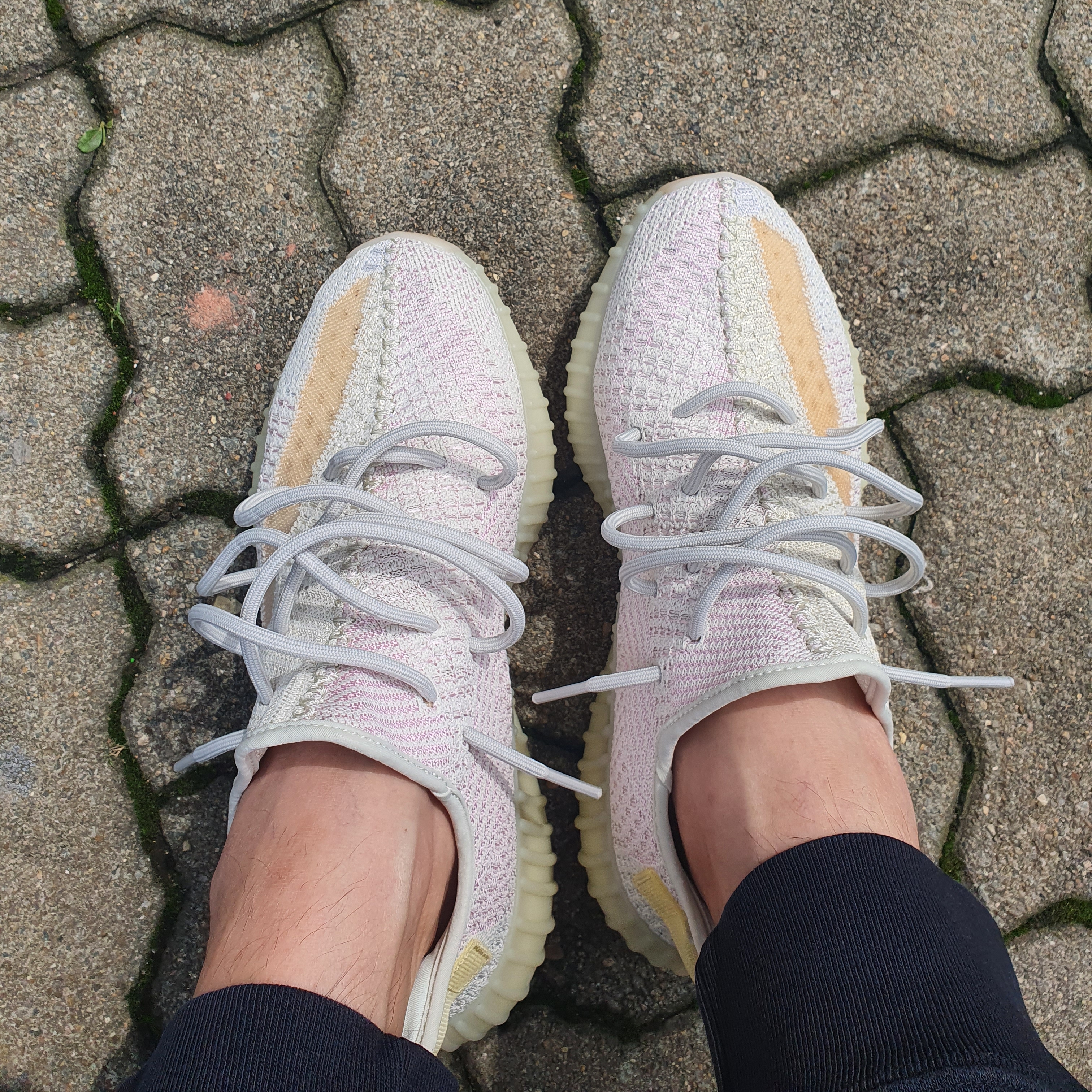 Adidas Yeezy Boost 350 V2 Light 착용 스타일 - 1