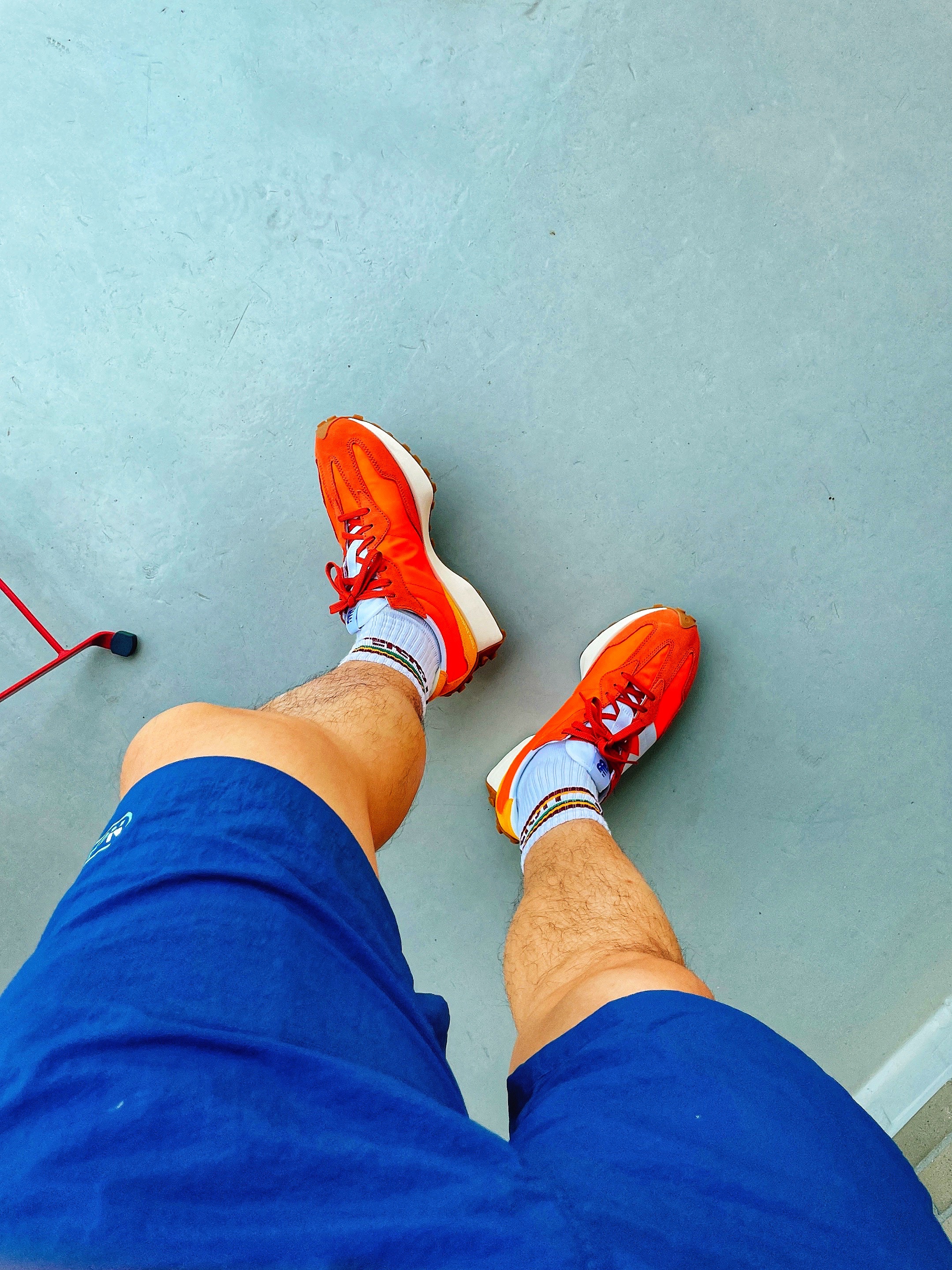 New Balance 327 Orange 착용 스타일 - 2