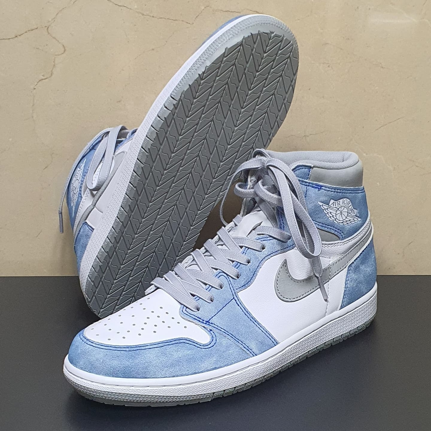 Essentials Fleece Shorts Heather Oatmeal - 20FW, Jordan 1 Retro High OG Hyper Royal 착용 스타일 - 4