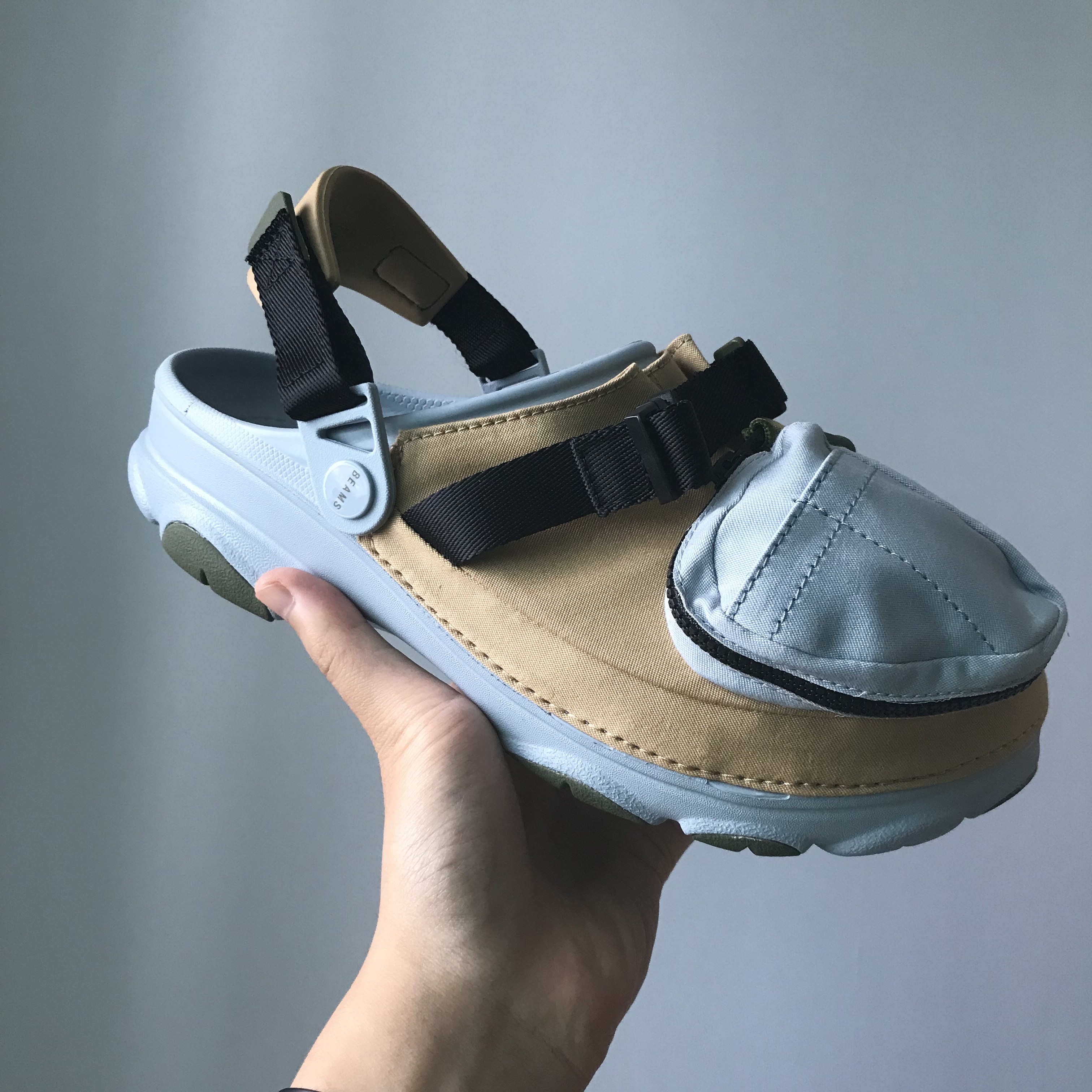Crocs x Beams Classic All Terrain Mountain Parka Clog Beige 착용 스타일 - 2