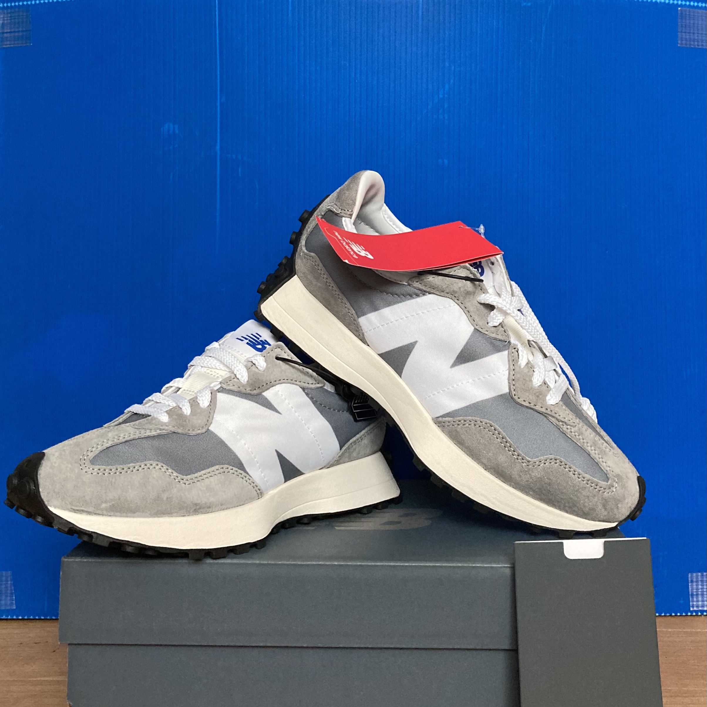 New Balance 327 Grey 착용 스타일