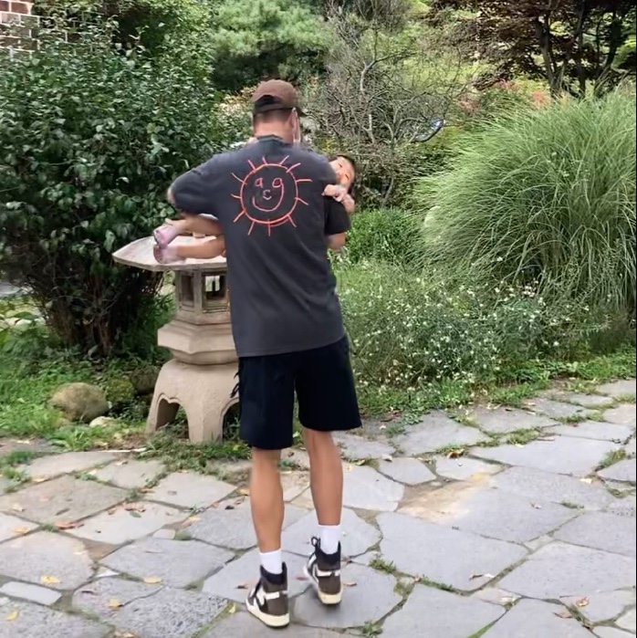 Nike ACG Sunshine T-Shirt Dark Smoke Grey - US/EU, Nike ACG Cargo Shorts Black Dark Beetroot - Asia 착용 스타일