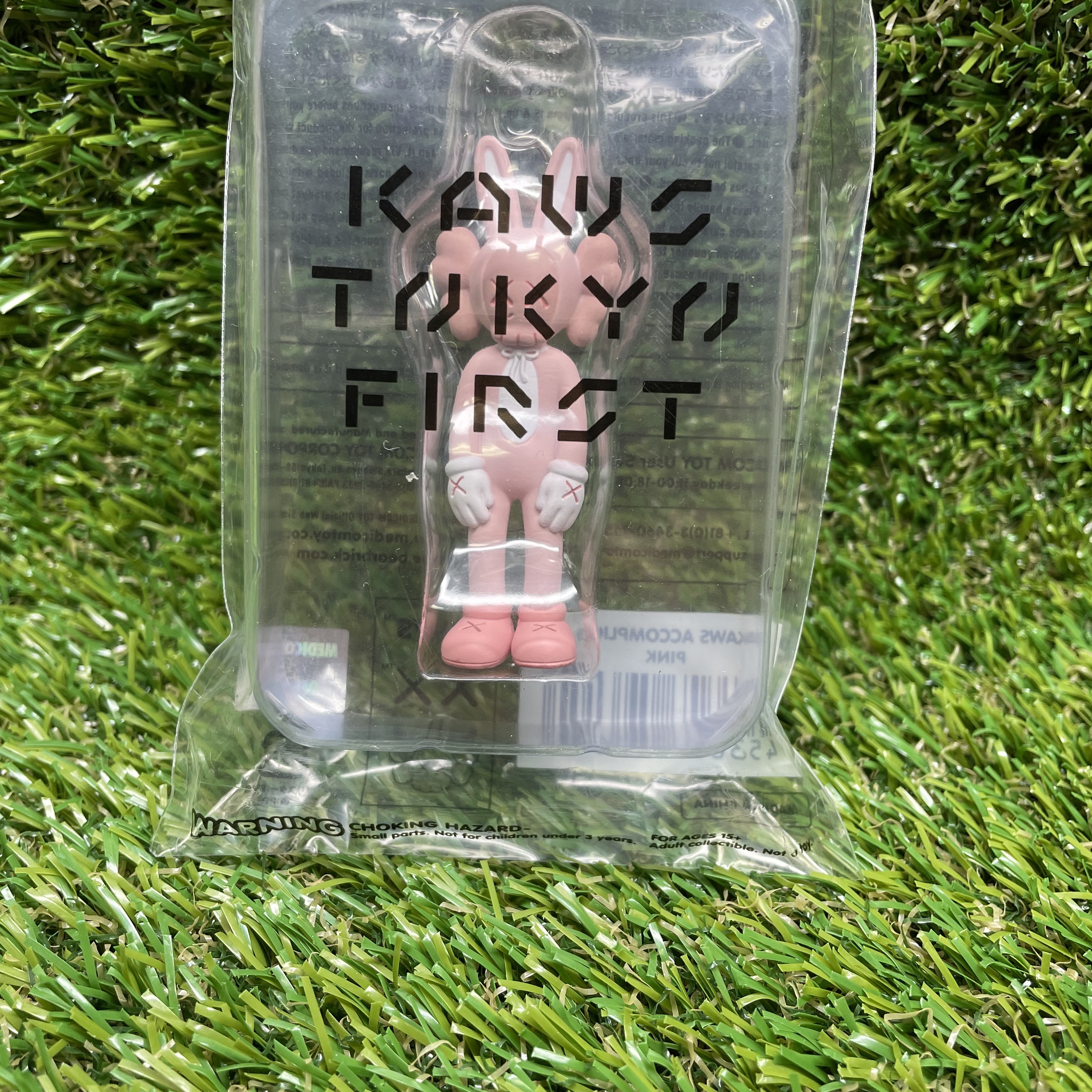 Kaws Tokyo First Accomplice Keychain Pink 착용 스타일 - 1