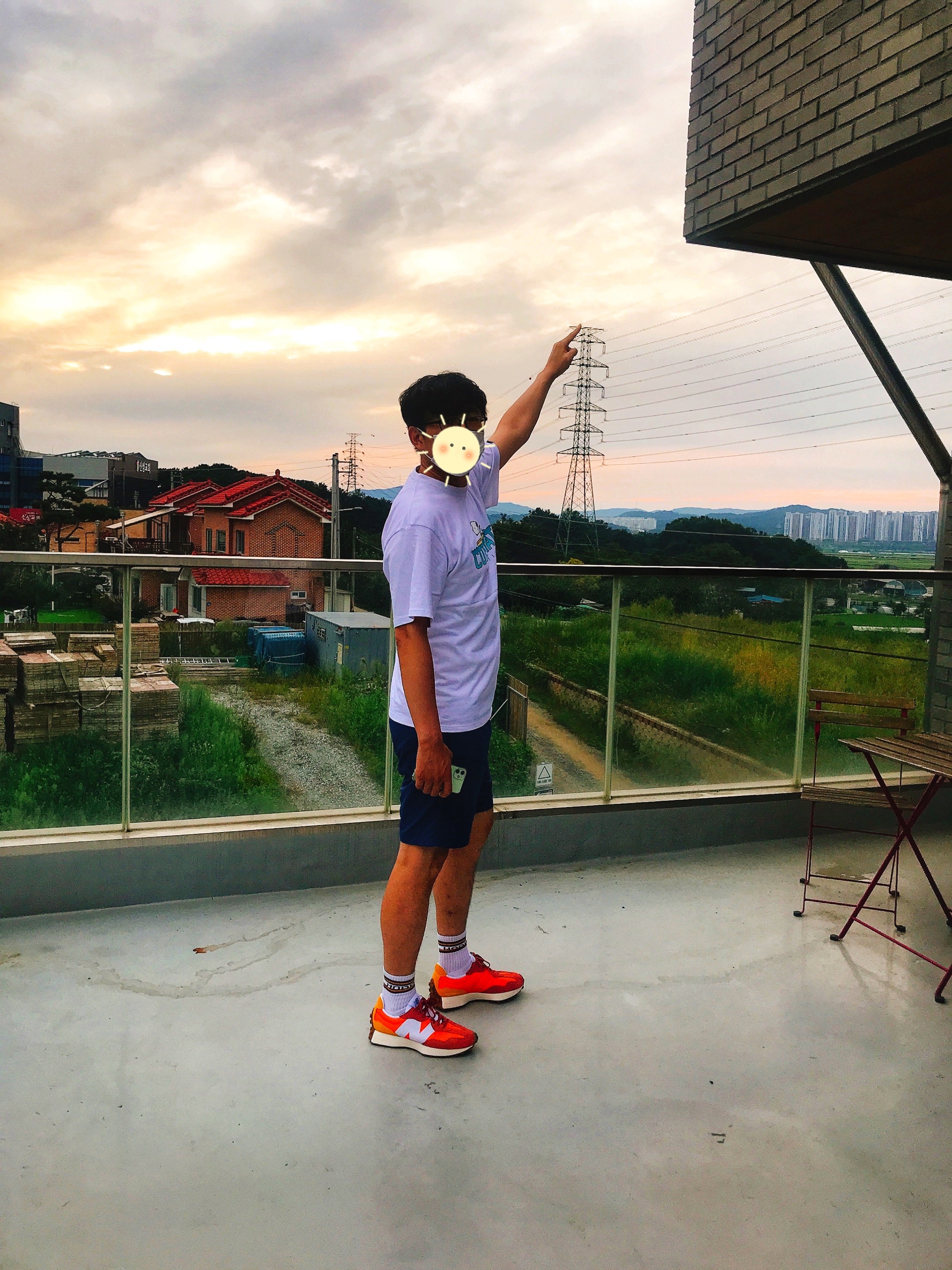 New Balance 327 Orange 착용 스타일 - 1