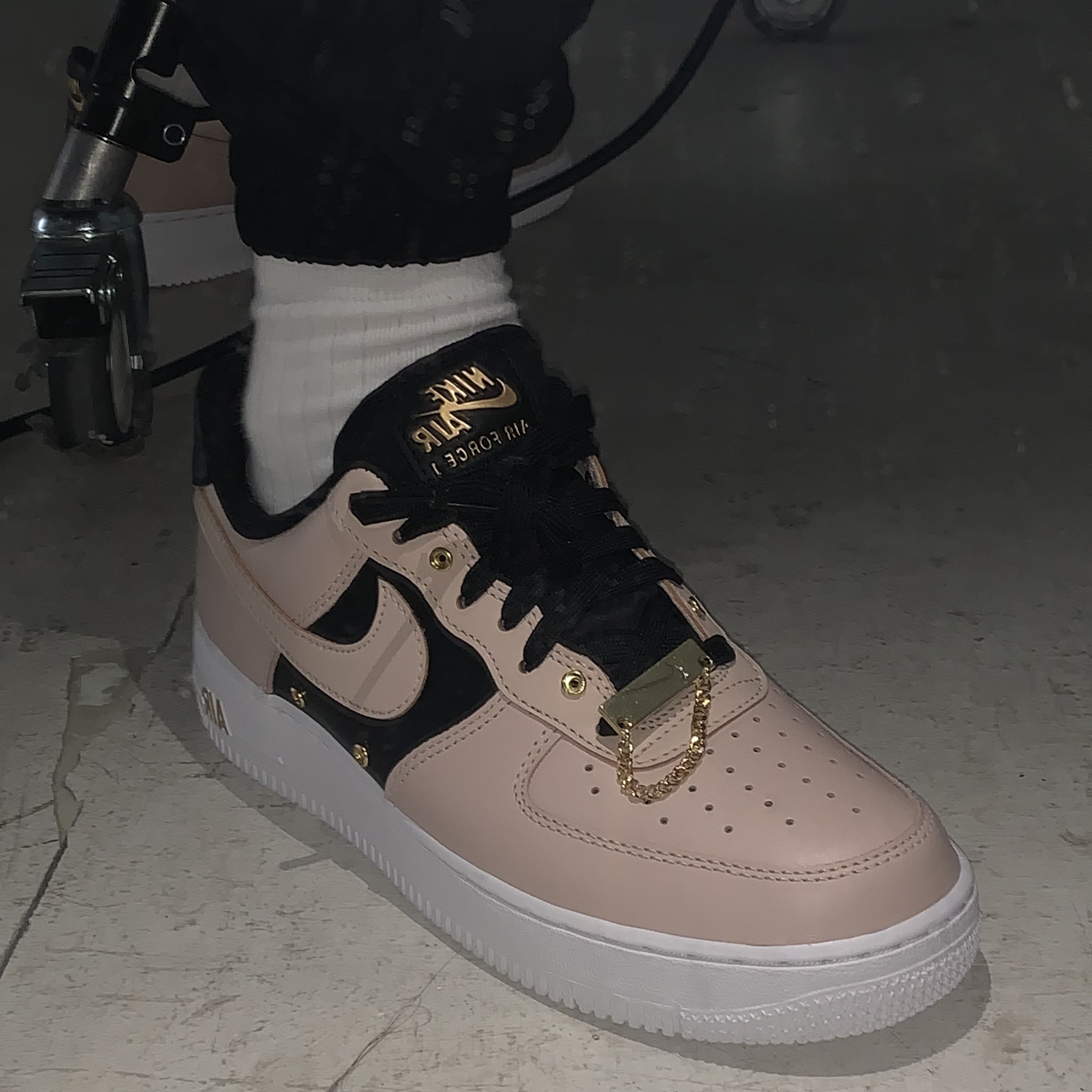 Nike Air Force 1 '07 PRM Touch Of Gold 착용 스타일