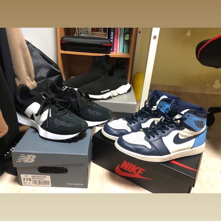Jordan 1 Retro High Obsidian UNC, New Balance 327 Black 착용 스타일