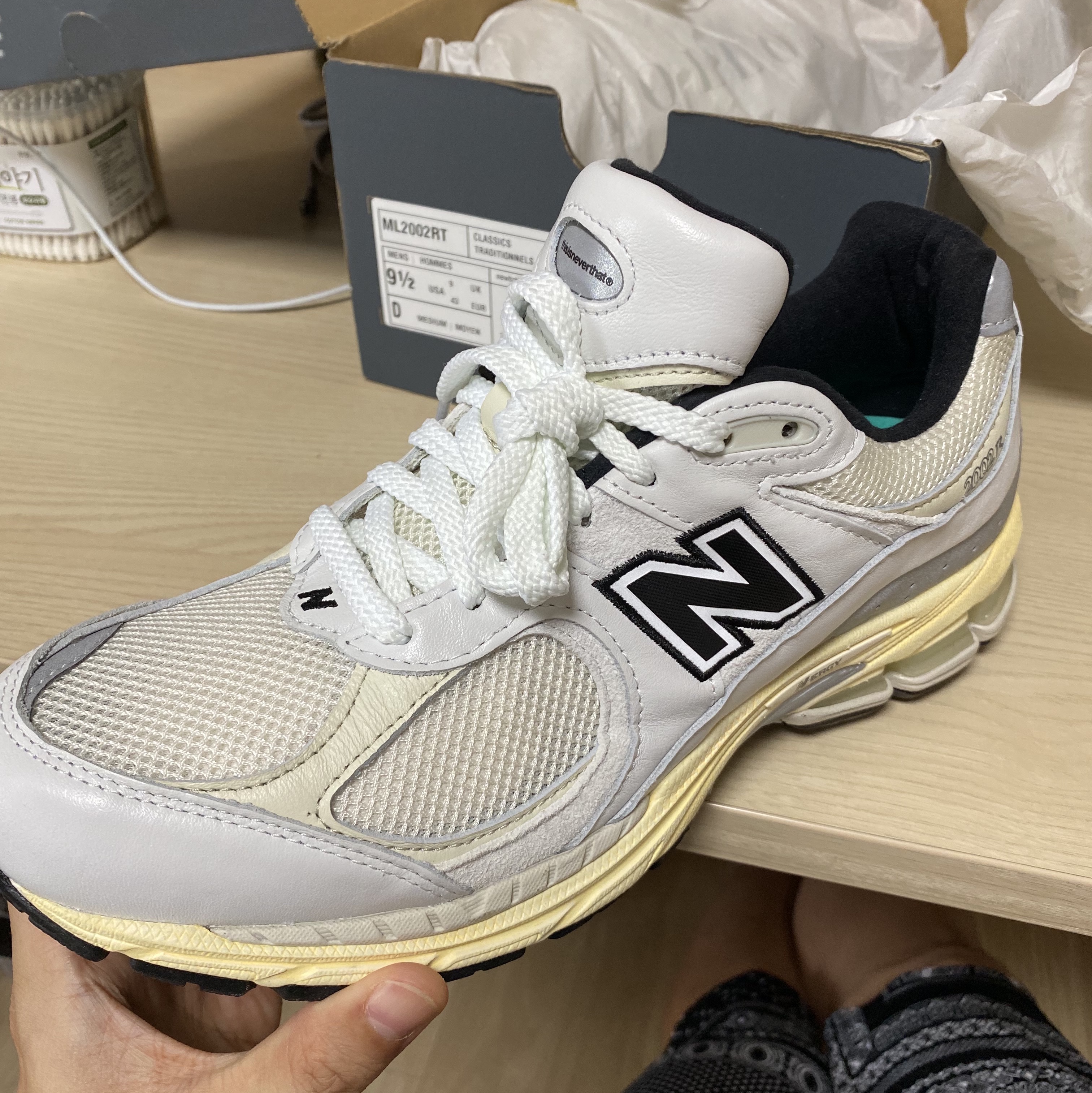 New Balance x Thisisneverthat 2002R White 착용 스타일 - 1