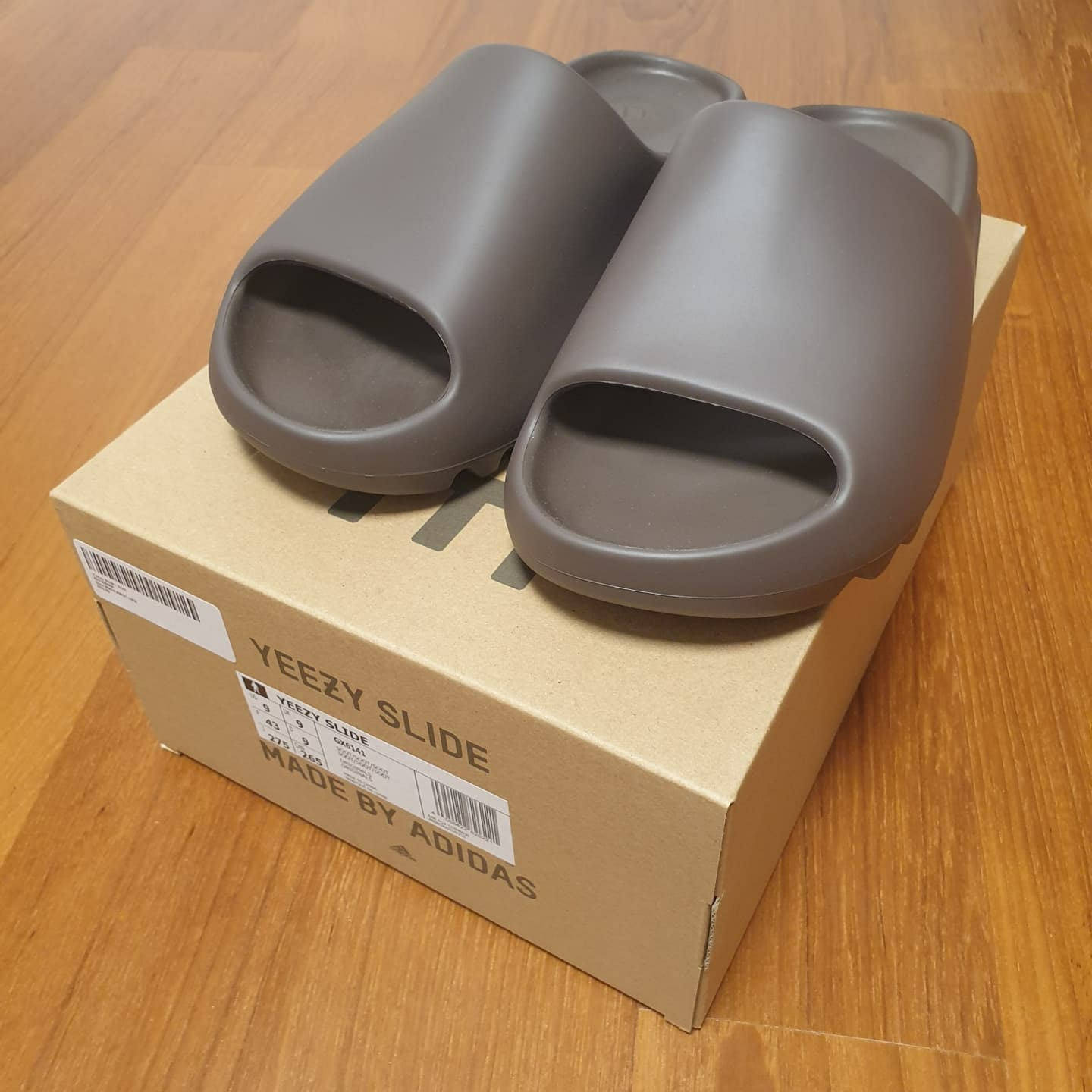 Adidas Yeezy Slide Soot 2021 착용 스타일 - 3