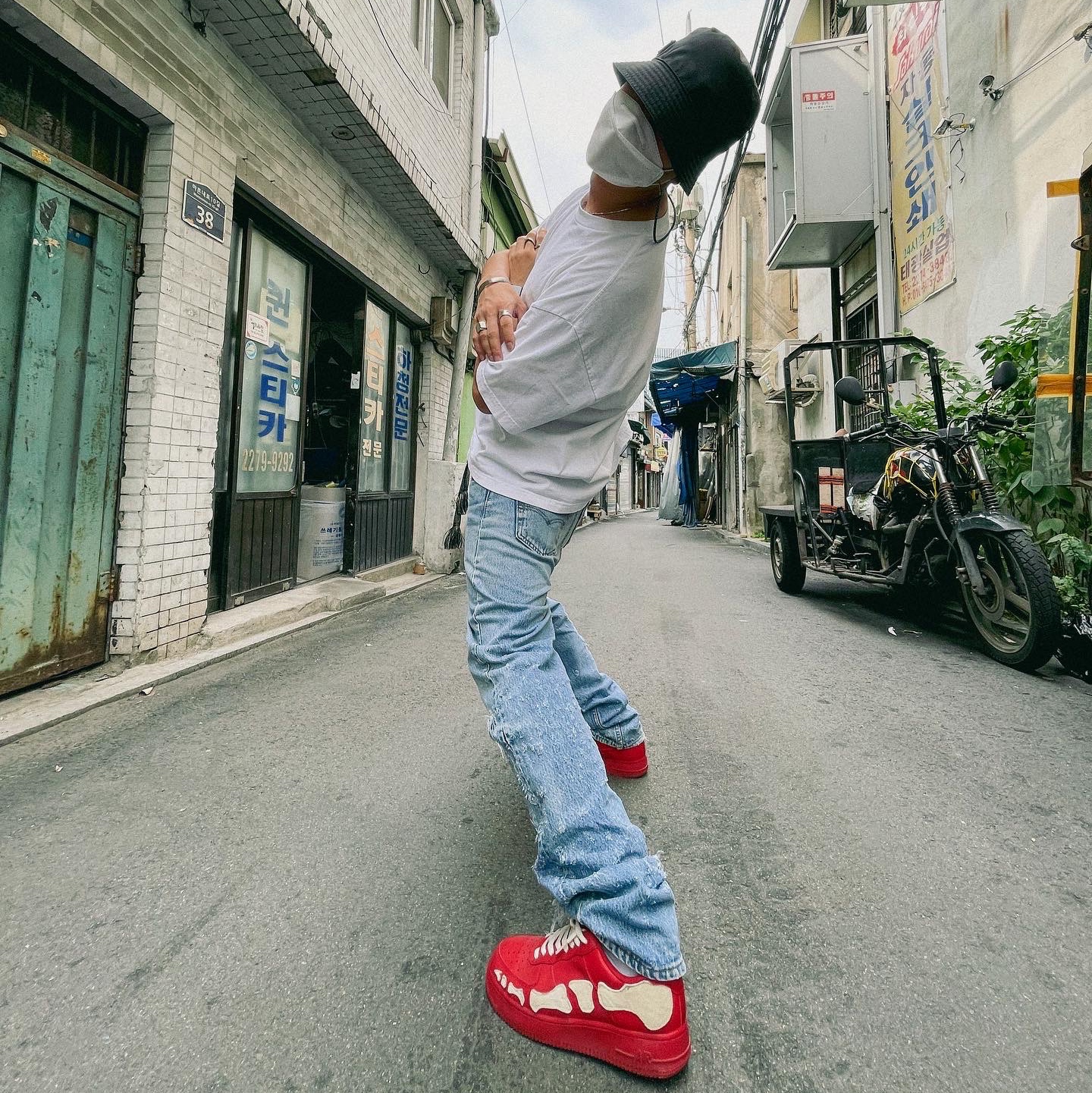 Nike Air Force 1 '07 LV8 Low 1 Triple Red 착용 스타일 - 1