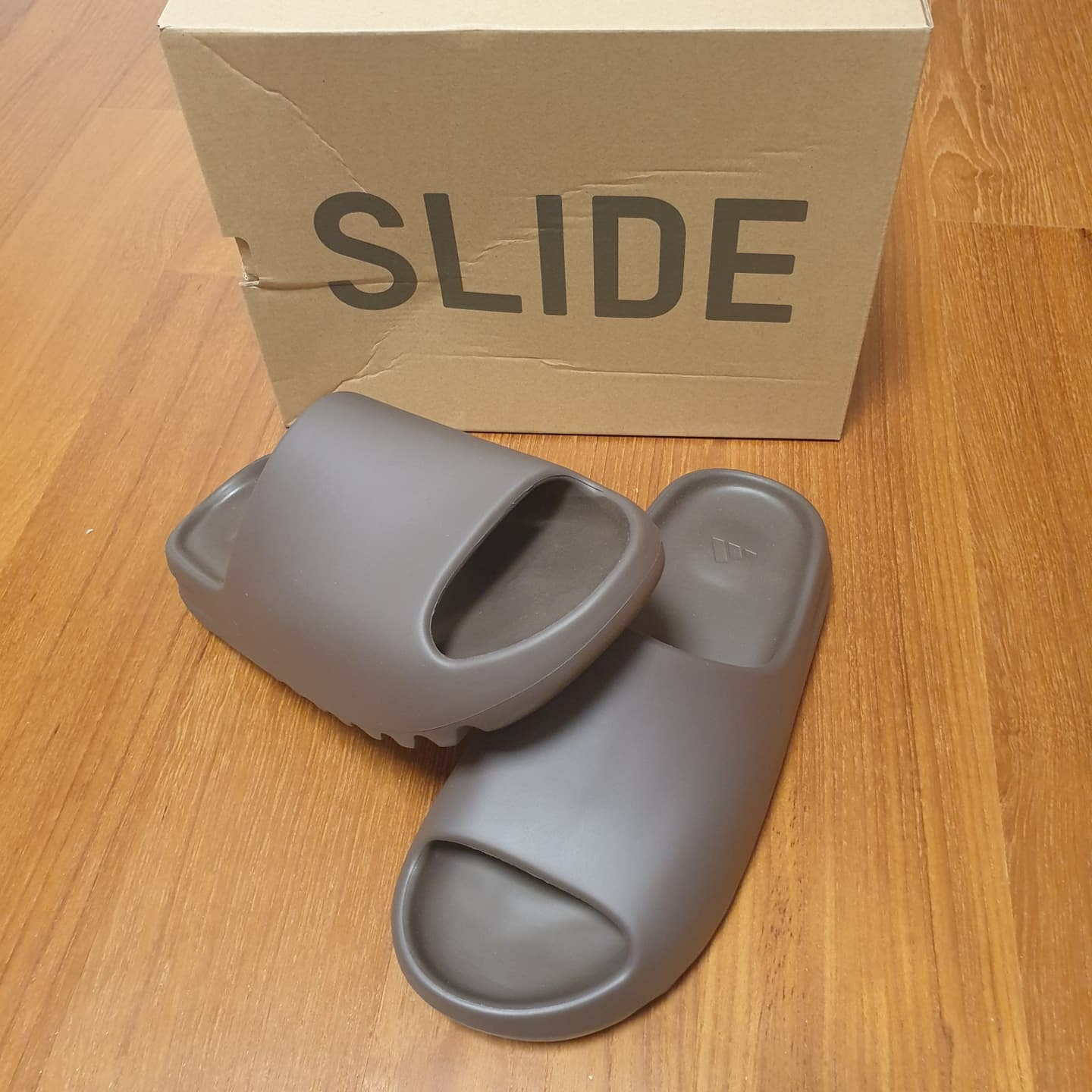 Adidas Yeezy Slide Soot 2021 착용 스타일 - 2