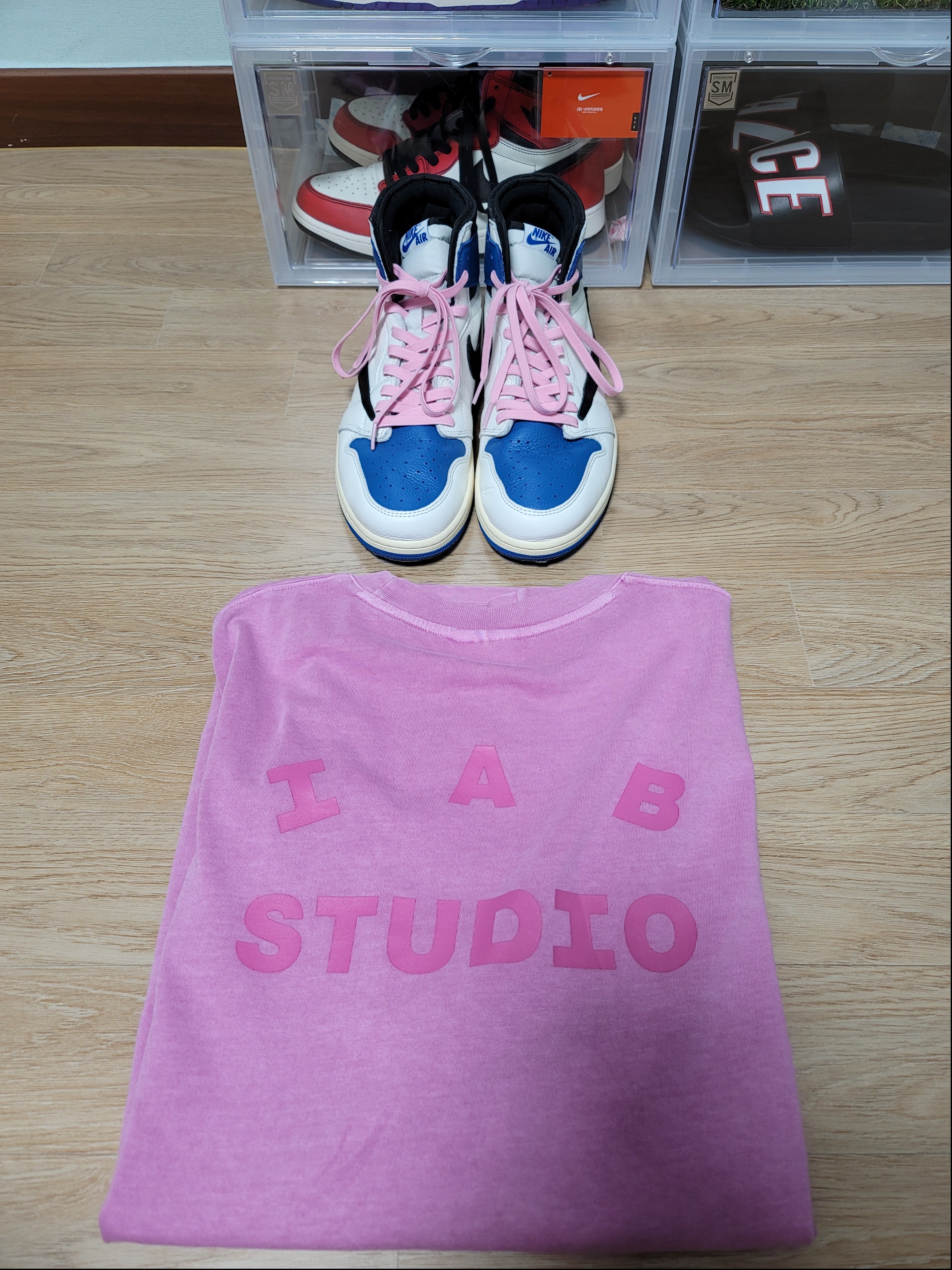 Jordan 1 x Travis Scott x Fragment Retro High OG SP Military Blue, IAB Studio Pigment T-Shirt Magenta 착용 스타일 - 2
