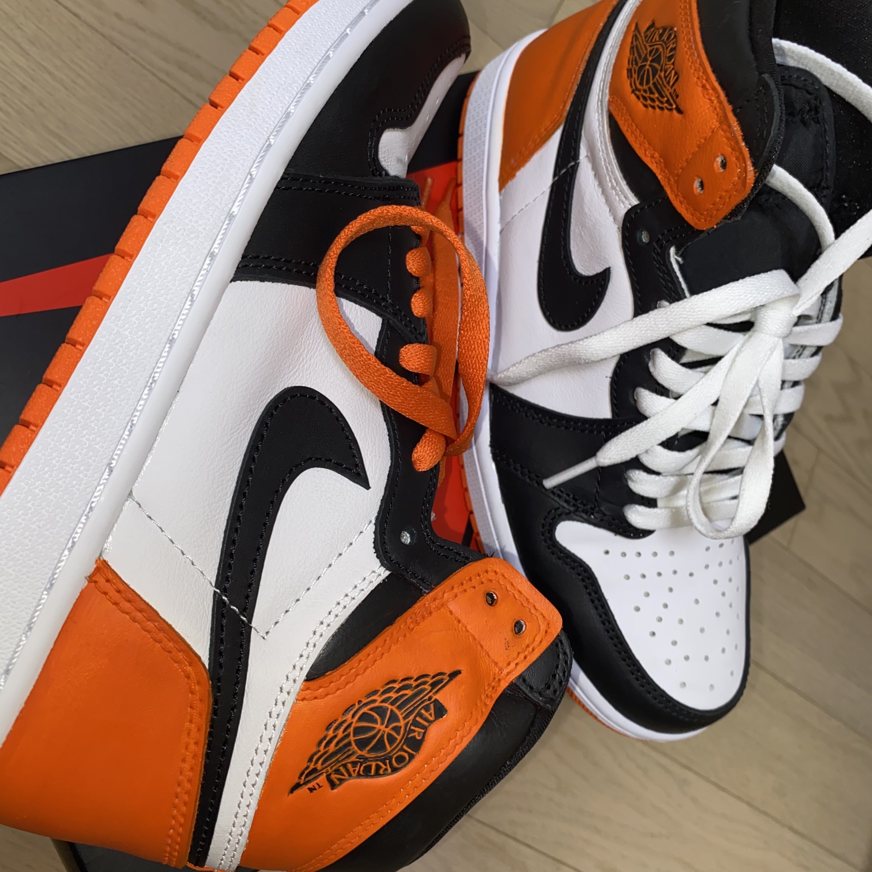 Jordan 1 Retro High OG Electro Orange 착용 스타일 - 2