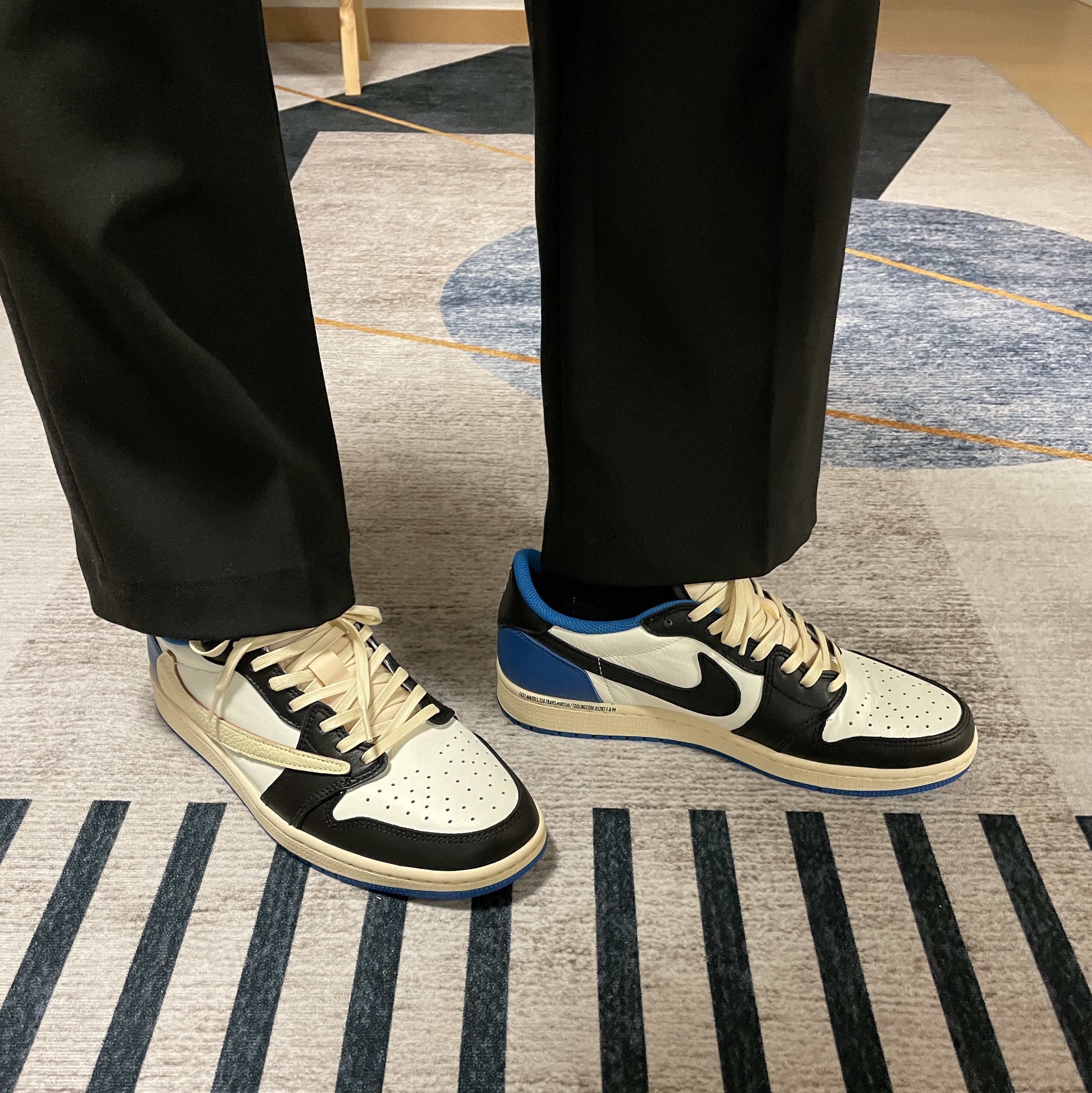 Jordan 1 x Travis Scott x Fragment Retro Low OG SP Military Blue 착용 스타일 - 2