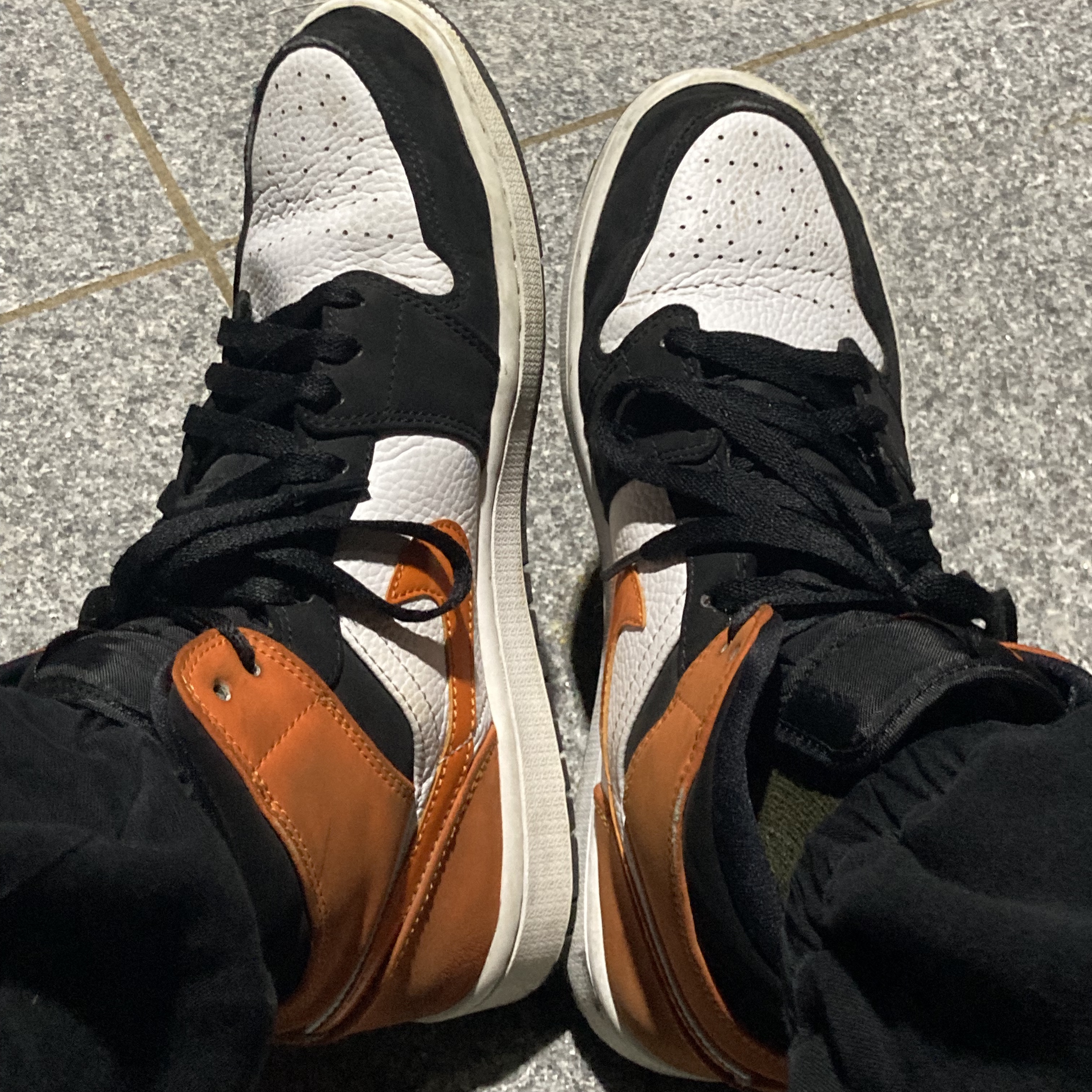 Jordan 1 Mid Shattered Backboard 착용 스타일