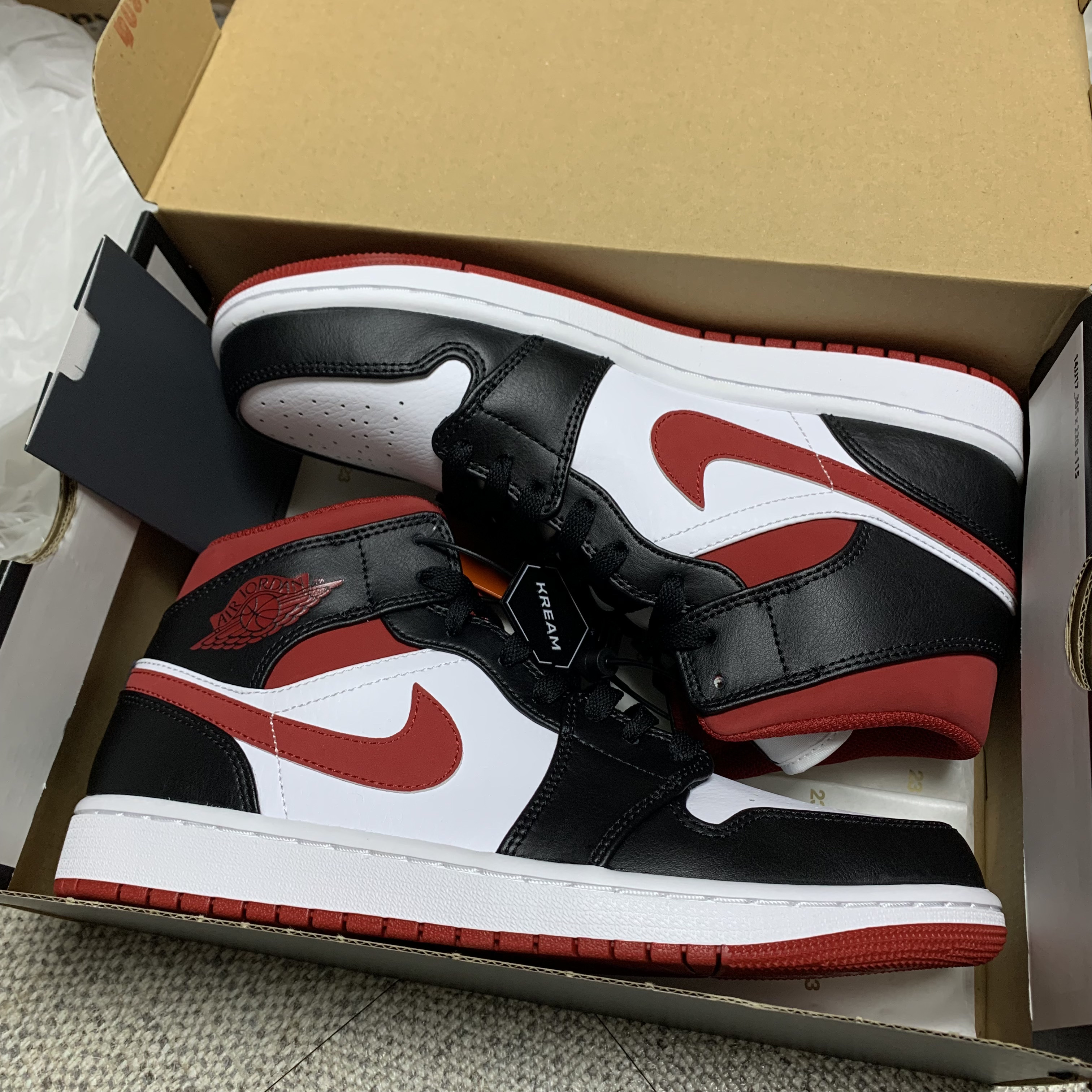 Jordan 1 Mid Gym Red Black White 착용 스타일 - 1