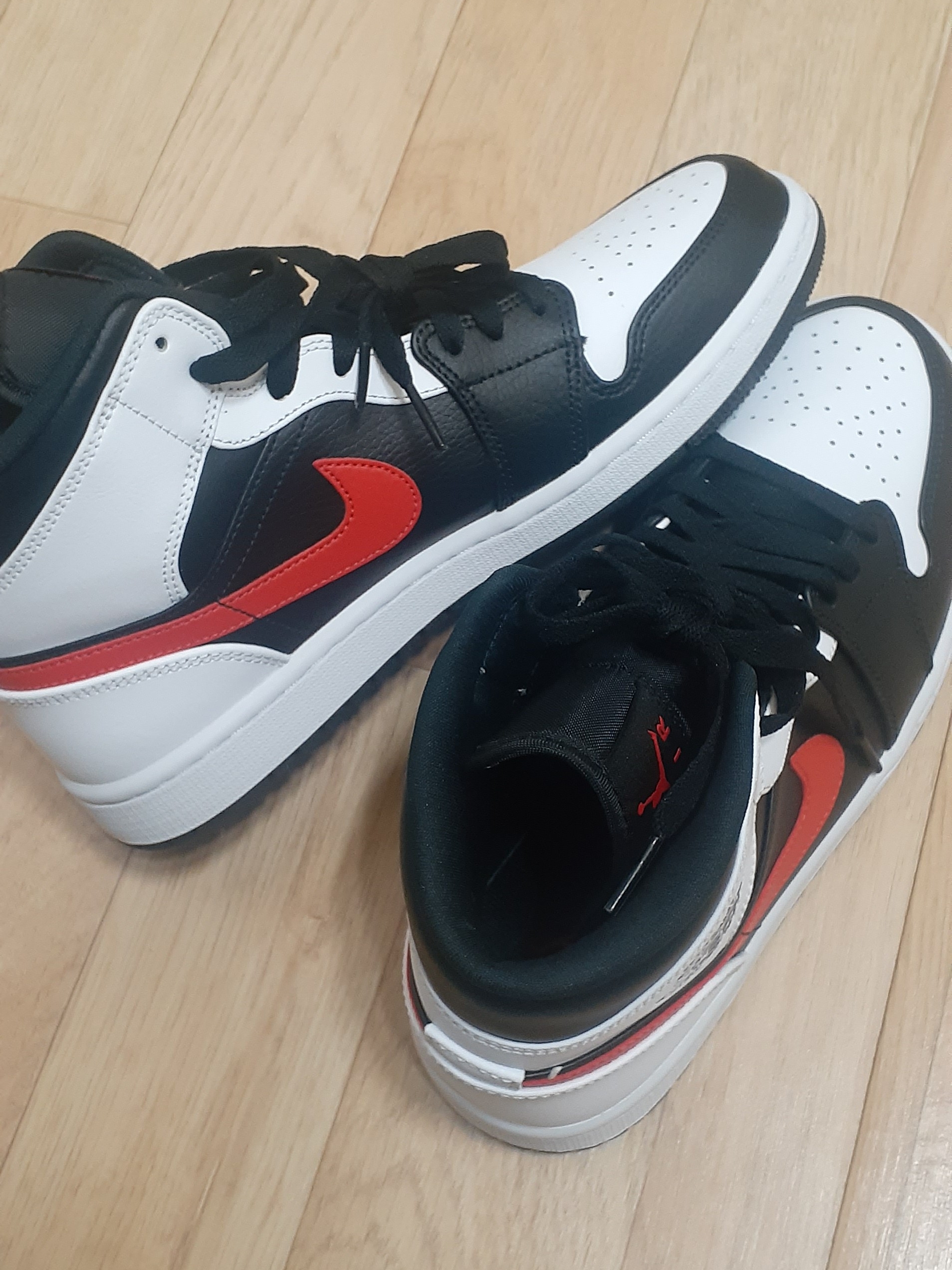 Jordan 1 Mid Black Chile Red 착용 스타일